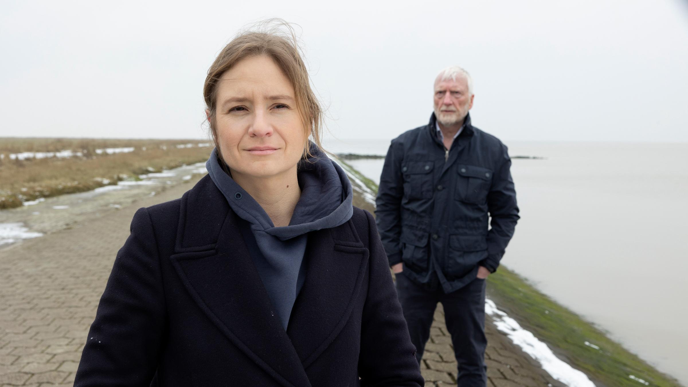 "Ostfriesensühne": Ann Kathrin Klaasen (Julia Jentsch) und ihr Vater (Ernst Stötzner) gehen hintereinander auf einem Weg.
