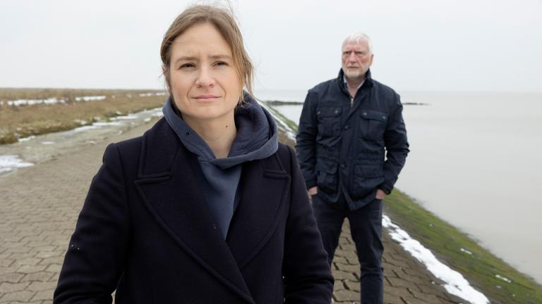 "Ostfriesensühne": Ann Kathrin Klaasen (Julia Jentsch) und ihr Vater (Ernst Stötzner) gehen hintereinander auf einem Weg.
