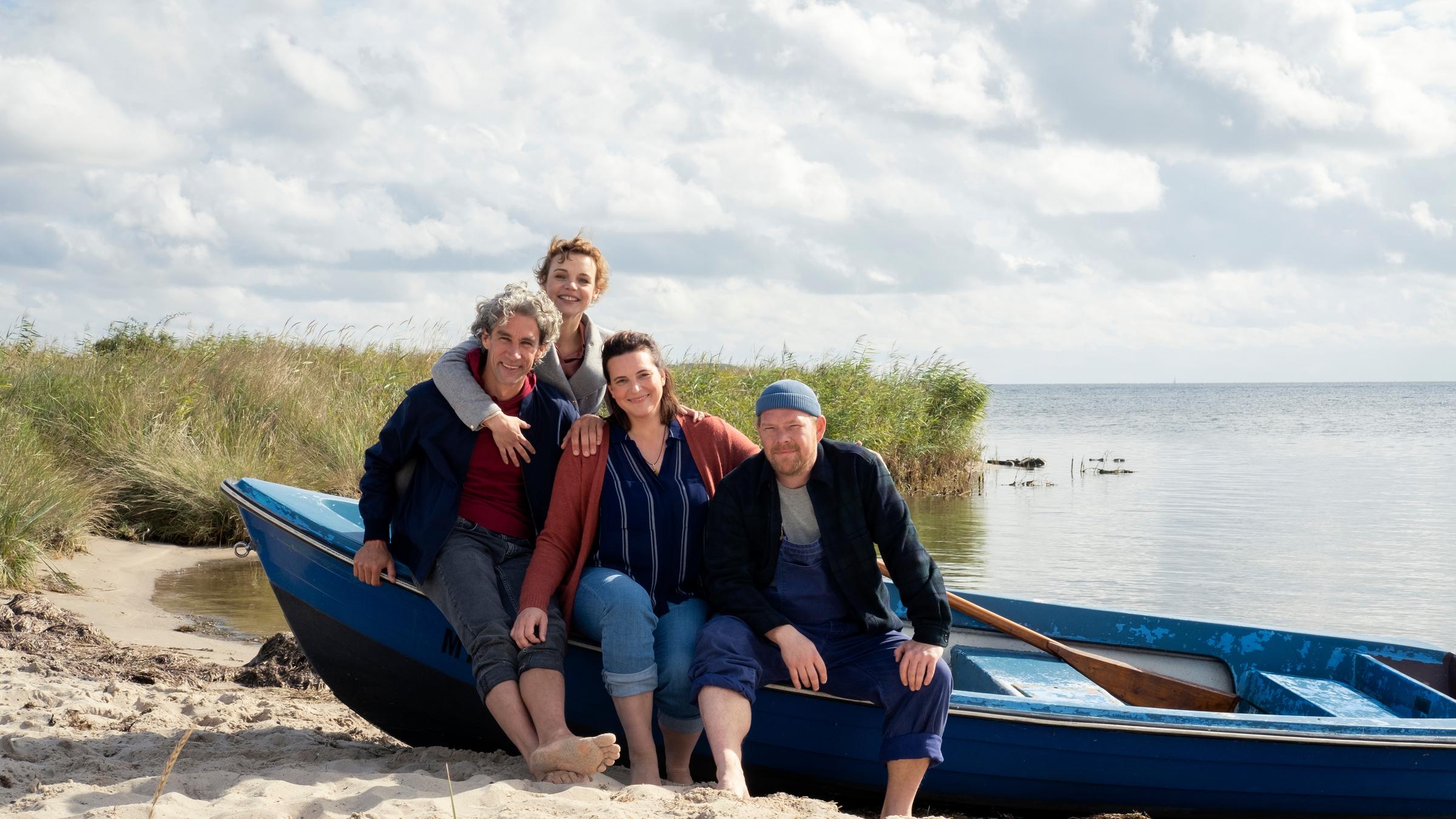 "Freunde sind mehr": Von links: Fabian Andres (Nicola Fritzen), Johanna Tredup (Greta Galisch de Palma), Jette Heidemann (Anne Weinknecht), Malte Dannwitz (Oliver Bröcker) sitzen auf einem Ruderboot am Strand von Rügen