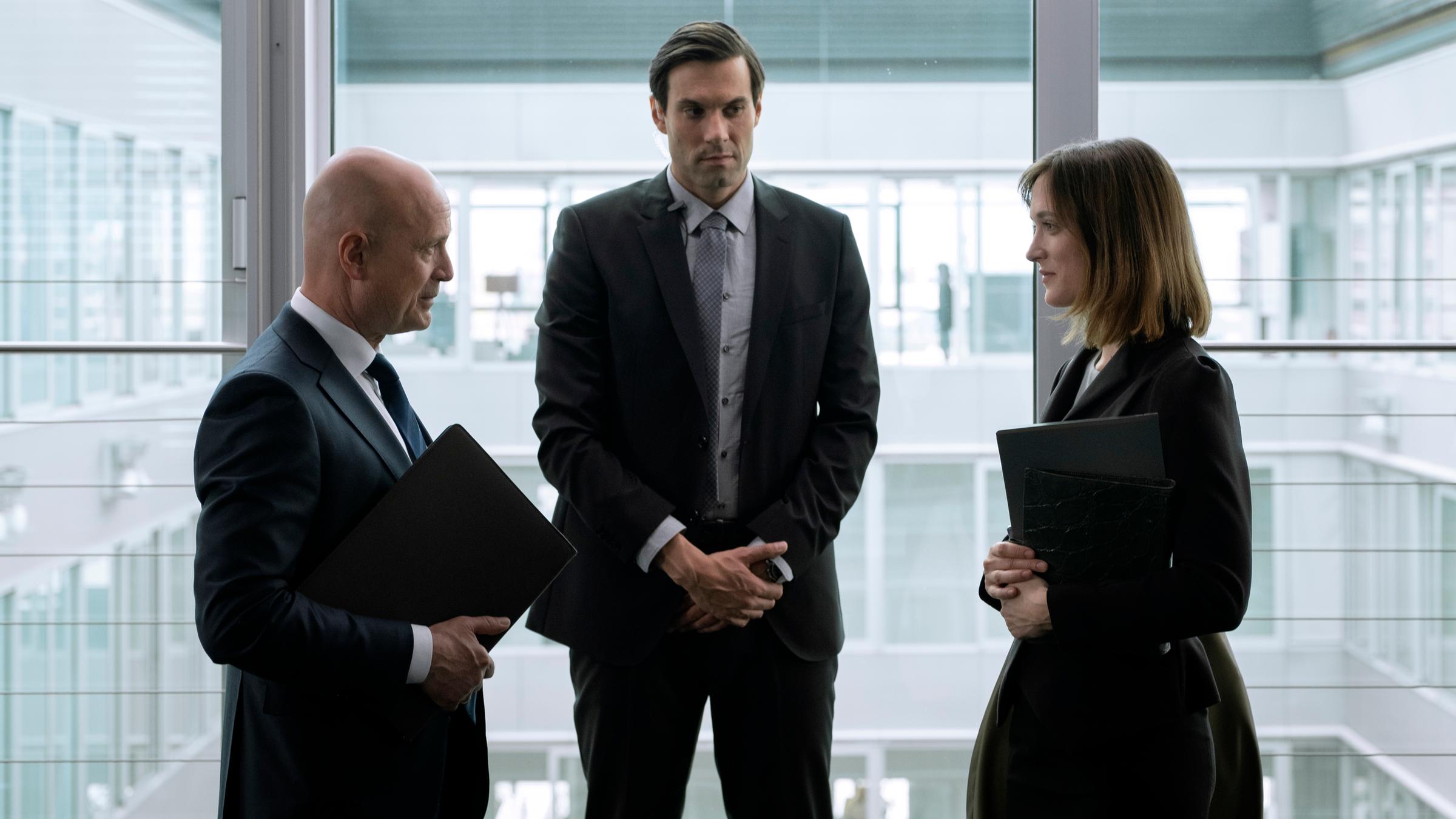 "Trügerische Sicherheit": Magnus Mittendorf (Christian Berkel) spricht mit Katharina Borba (Friederike Becht), zwischen ihnen steht Mittendorfs Personenschützer Jonas Neimann (Max Simonischek).