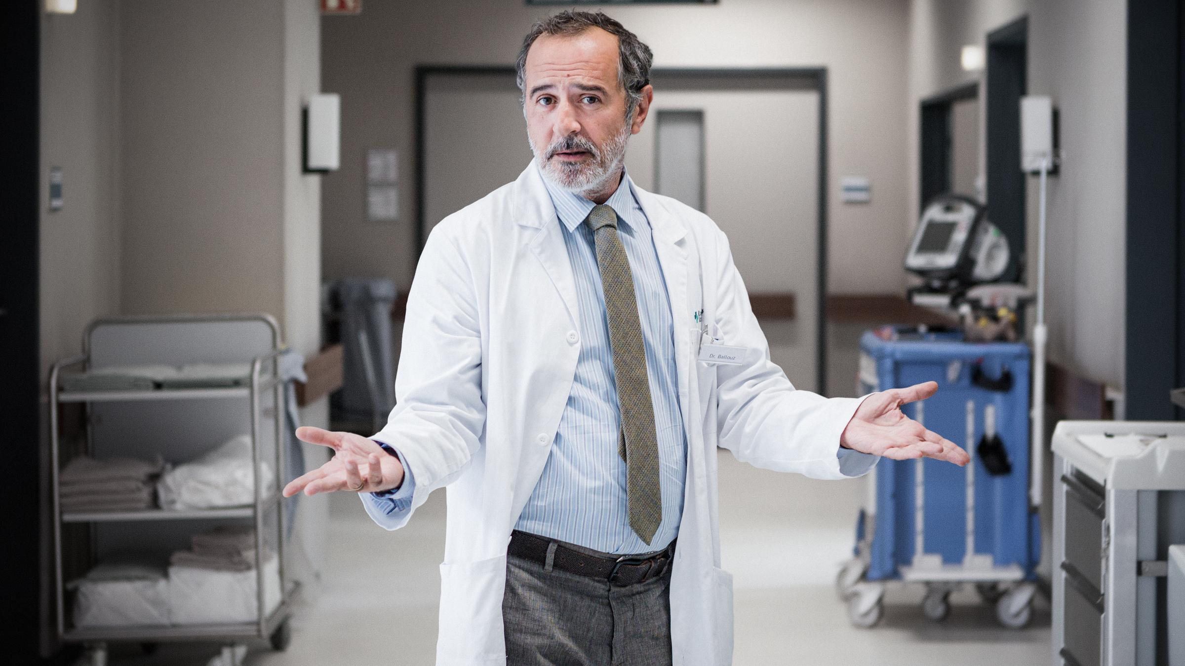 "Doktor Ballouz": Dr. Amin Ballouz (Merab Ninidze) auf dem Gang der Klinik