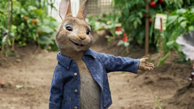 "Peter Hase": Peter Hase (Sprecher: Christoph Maria Herbst) steht im Gemüsegarten und zeigt stolz auf die Pflanzen.