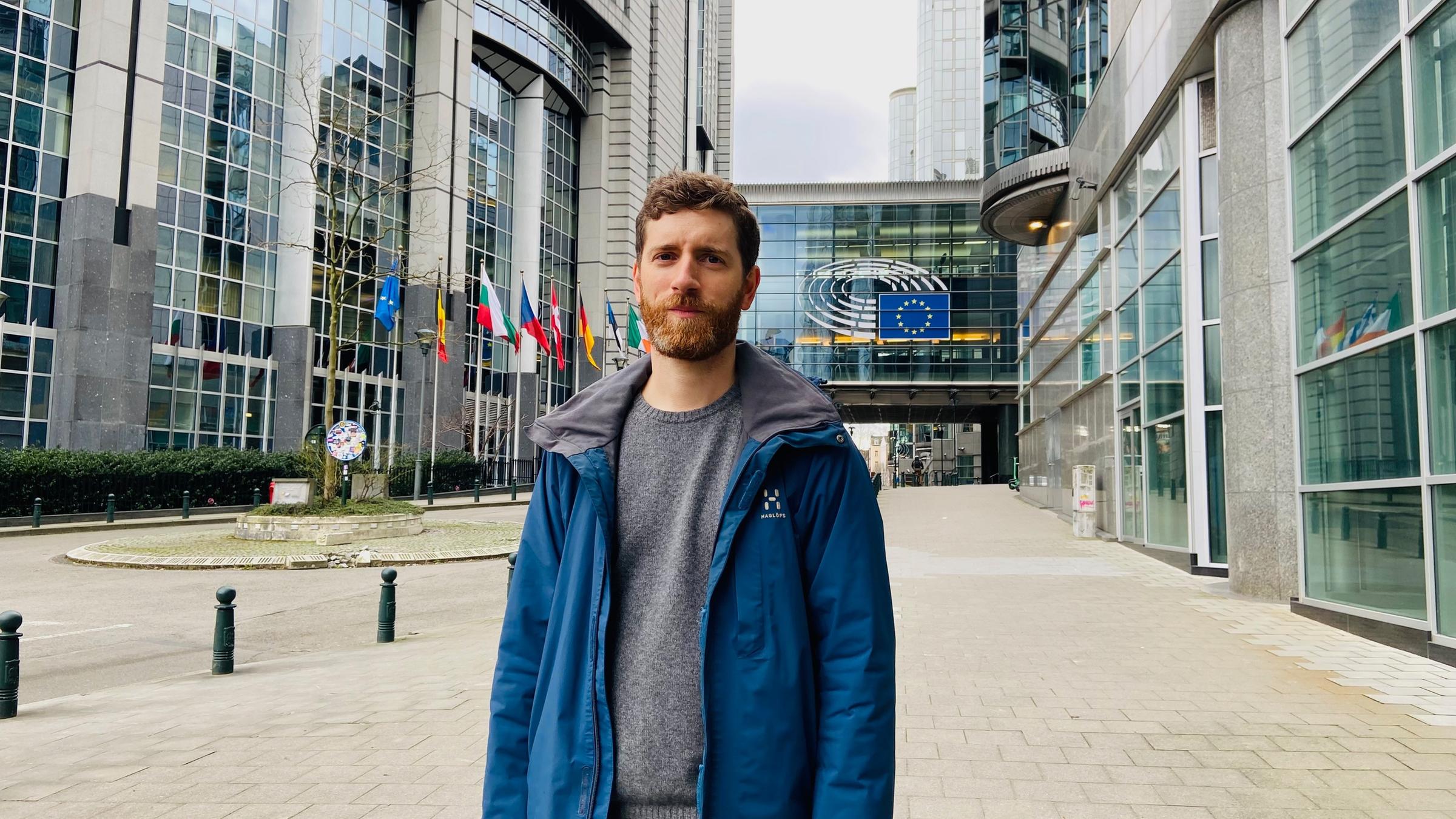 "Facebook und Co zerschlagen?": Mann zwischen Bürohäusern.