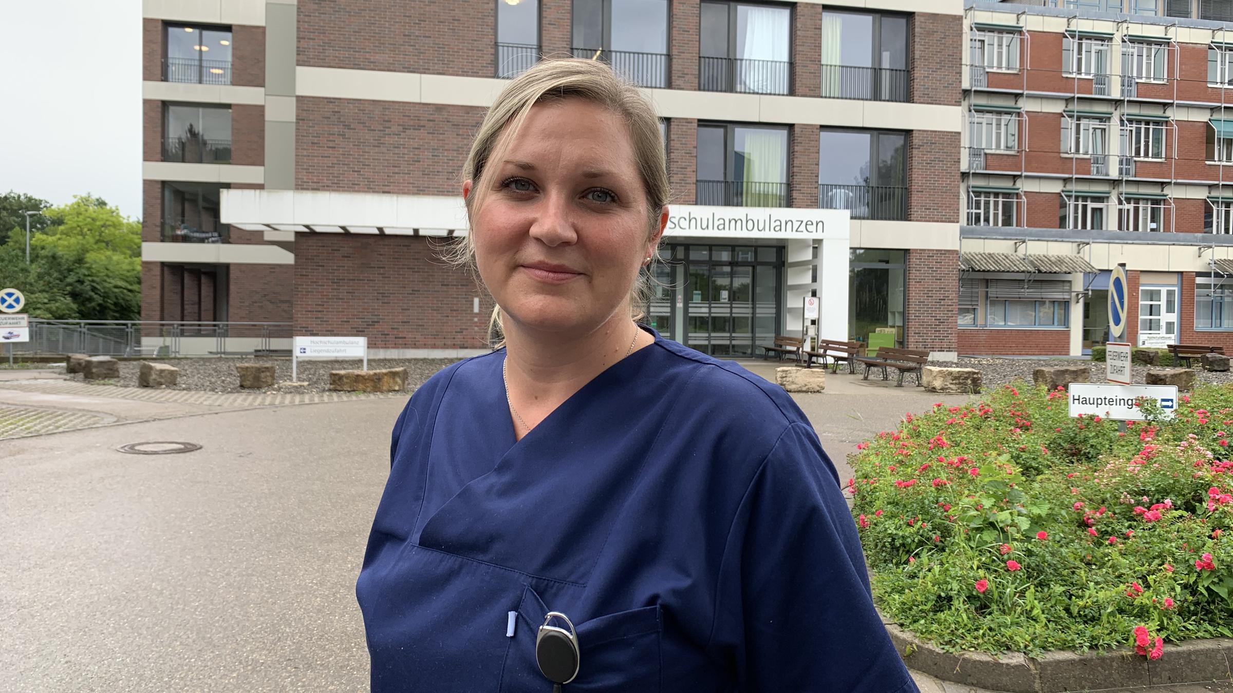 "plan b: Die Unentbehrlichen - Mehr Anerkennung für harte Arbeit": Krankenpflegerin Kerstin Leib steht vor dem Gebäude der Universitäts- und Rehabilitationskliniken Ulm.