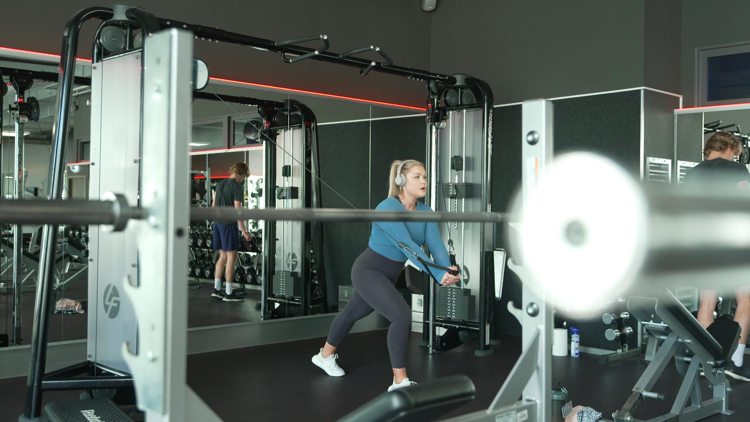 "37° Die Ich-Vermesser - Selbstoptimierung um jeden Preis?": Sophia Thiel beim Training im Fitnessstudio.