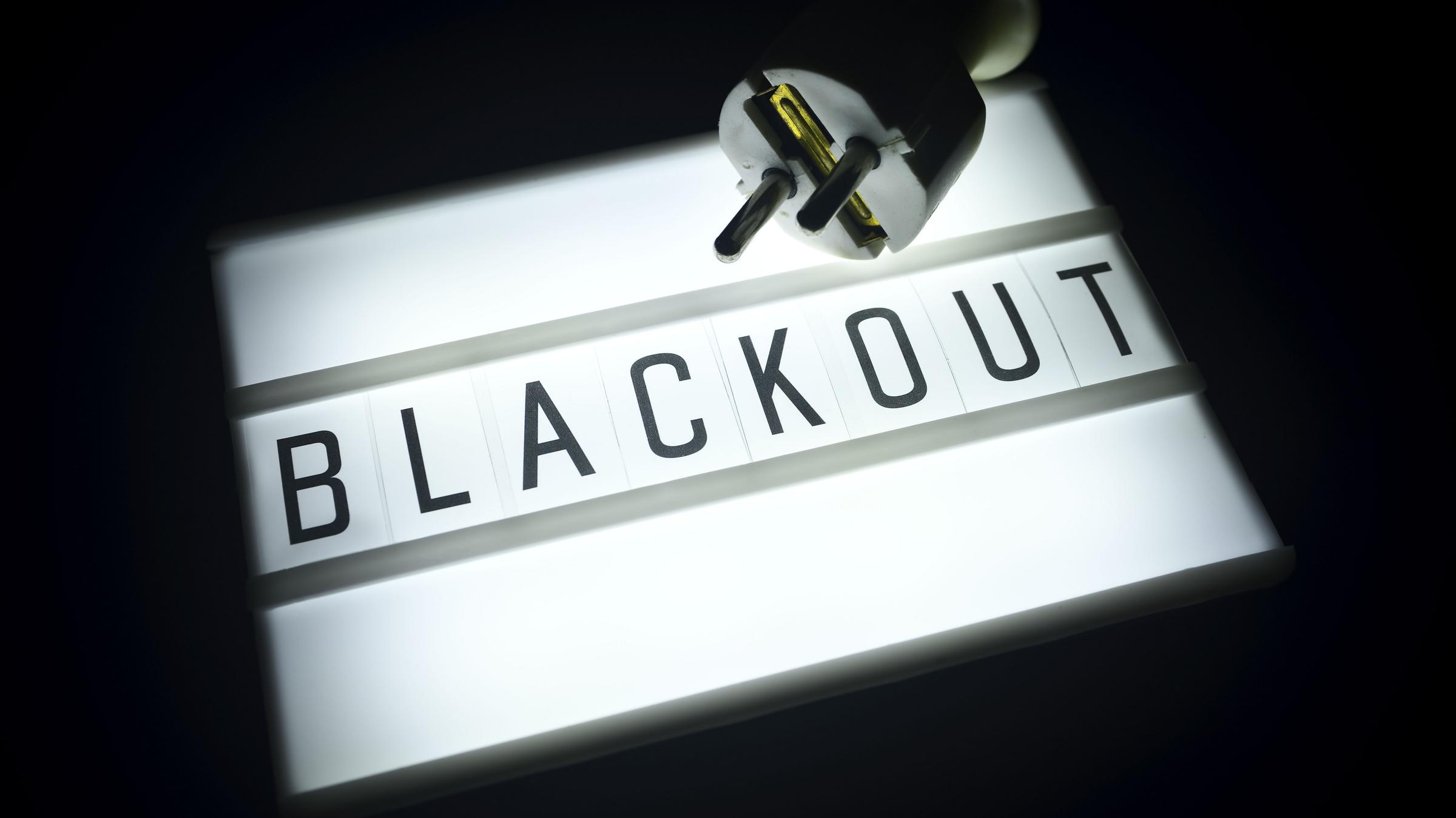 "WISO-Dokumentation: Blackout in Deutschland - Horrorszenario oder reale Gefahr": Leuchttafel mit der Aufschrift Blackout mit gezogenem Stecker.