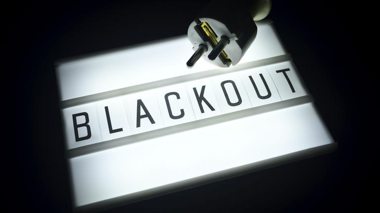 "WISO-Dokumentation: Blackout in Deutschland - Horrorszenario oder reale Gefahr": Leuchttafel mit der Aufschrift Blackout mit gezogenem Stecker.
