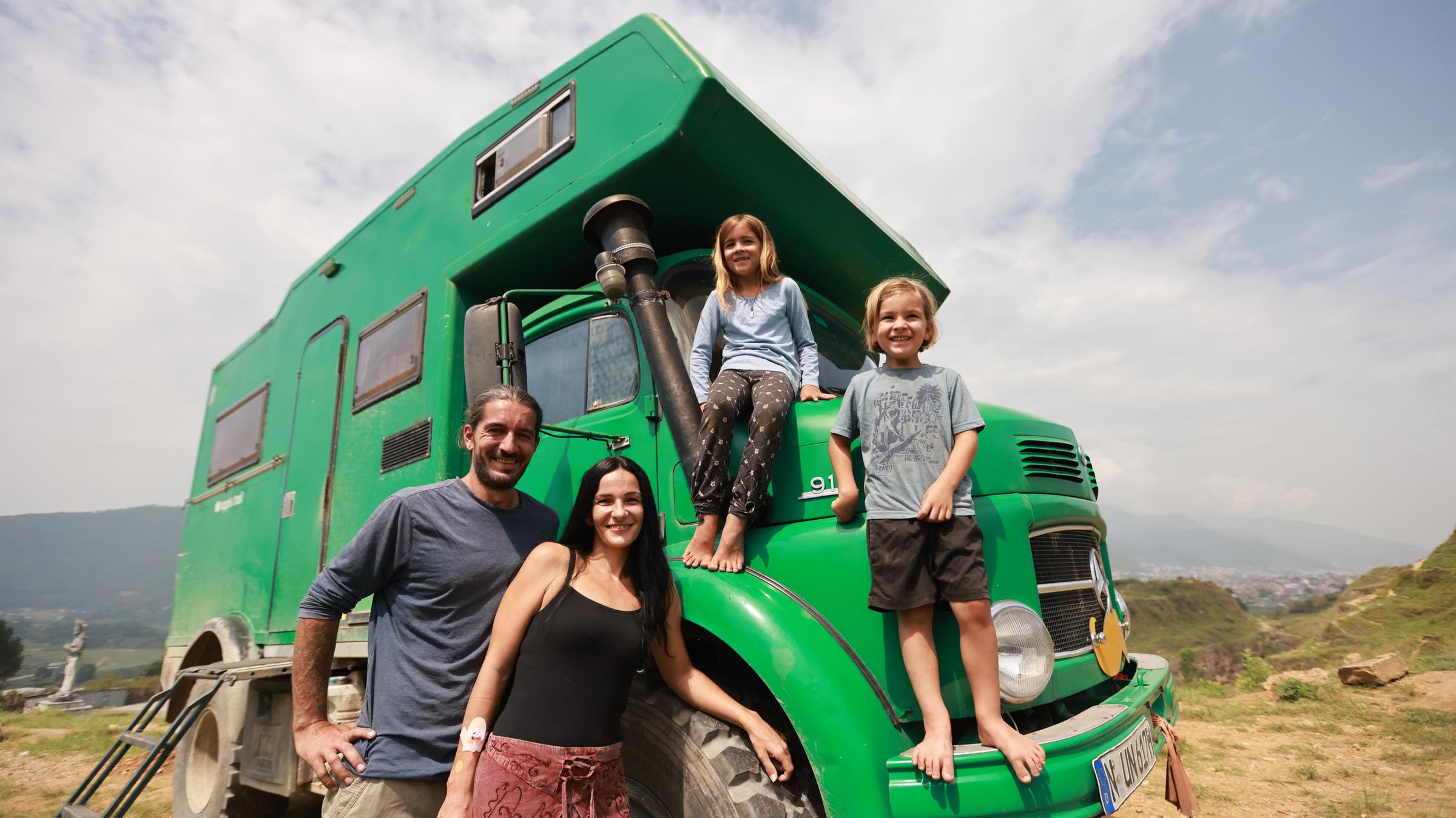 "Terra X: Abenteuer Freiheit - Von der Wüste bis zum Himalaya": Familie Schmitt vor grünem Lkw, einem Mercedes L911, Kurzhauber.