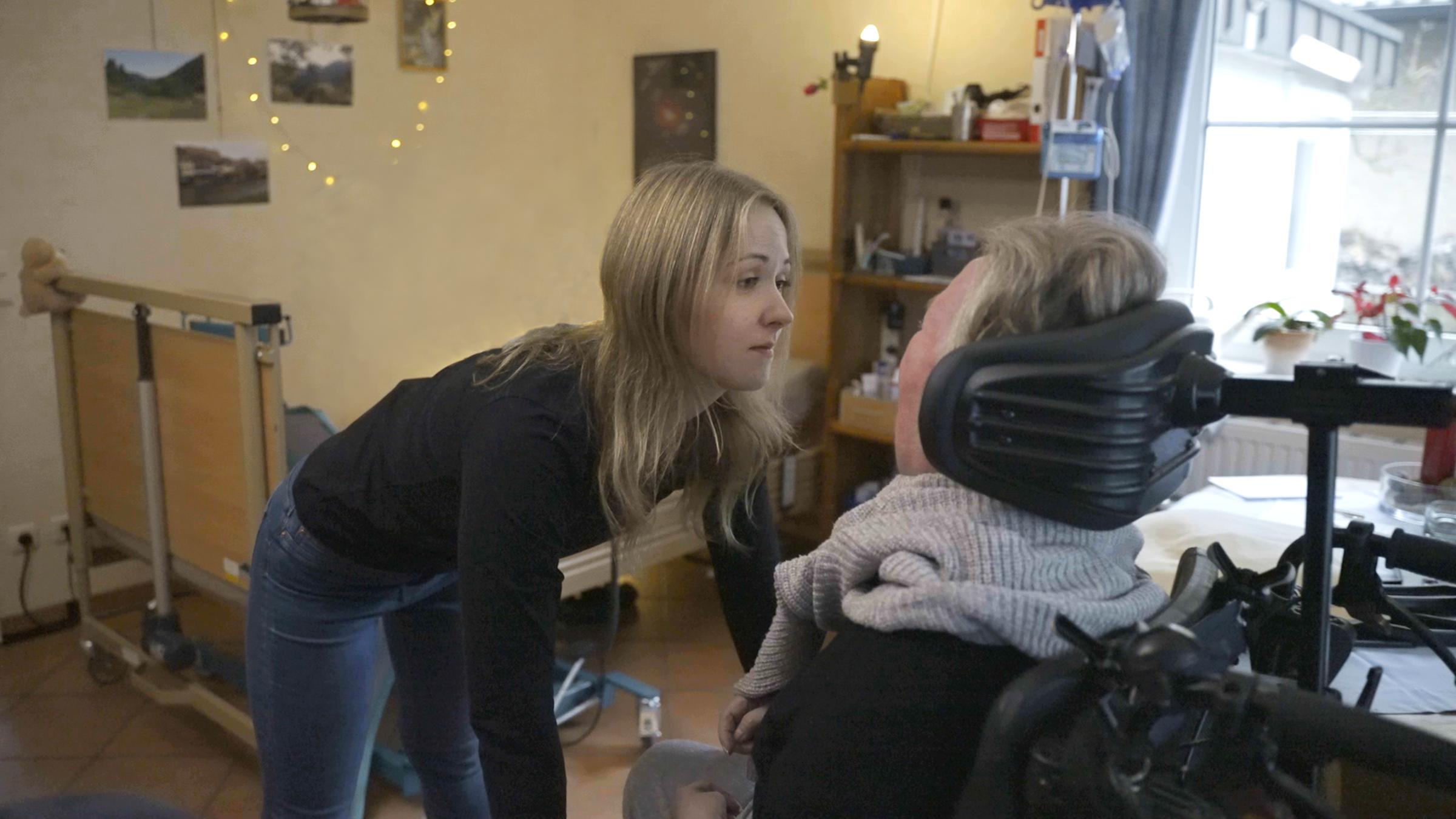 "37° Große Last auf schmalen Schultern - Wenn Kinder ihre Eltern pflegen": Tochter und Mutter in stummen Gespräch.