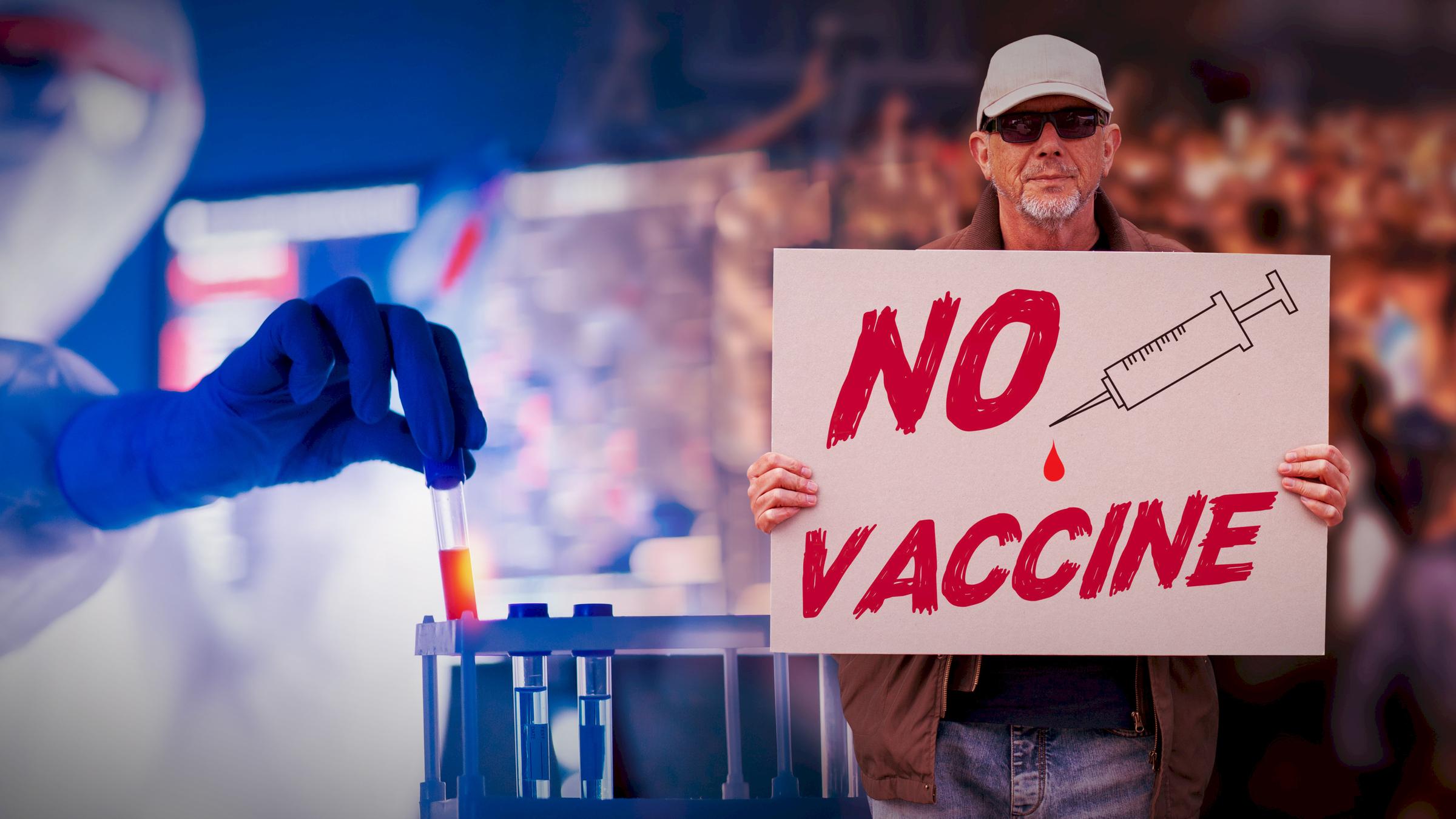 "Verschwörungswelten - Plandemie": Montage: Rechts ein Mann mit einem Plakat, auf dem "No Vaccine" steht; links ein Wissenschaftler, der ein Reagenzglas mit einer leuchtenden Flüssigkeit aus einem Träger nimmt.