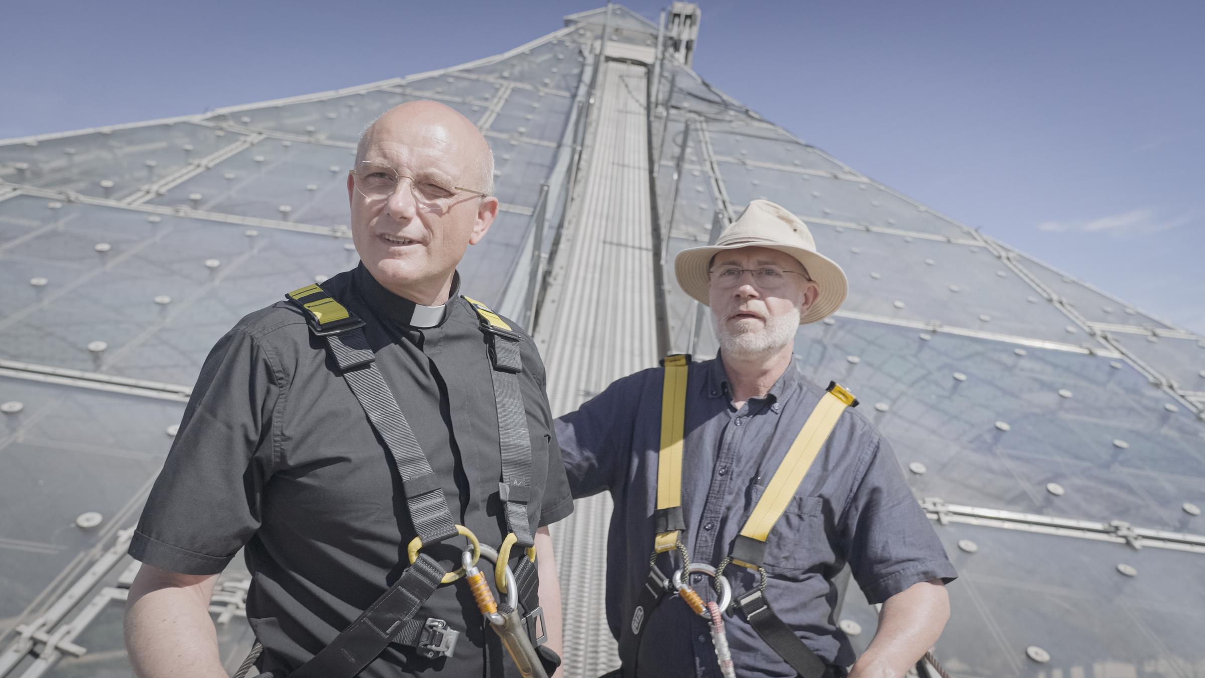 "Lesch sieht Schwartz - Weniger ist das neue Mehr": Harald Lesch und Thomas Schwartz stehen nebeneinander auf dem Dach des Olympiastadions in München und schauen in die gleiche Richtung.
