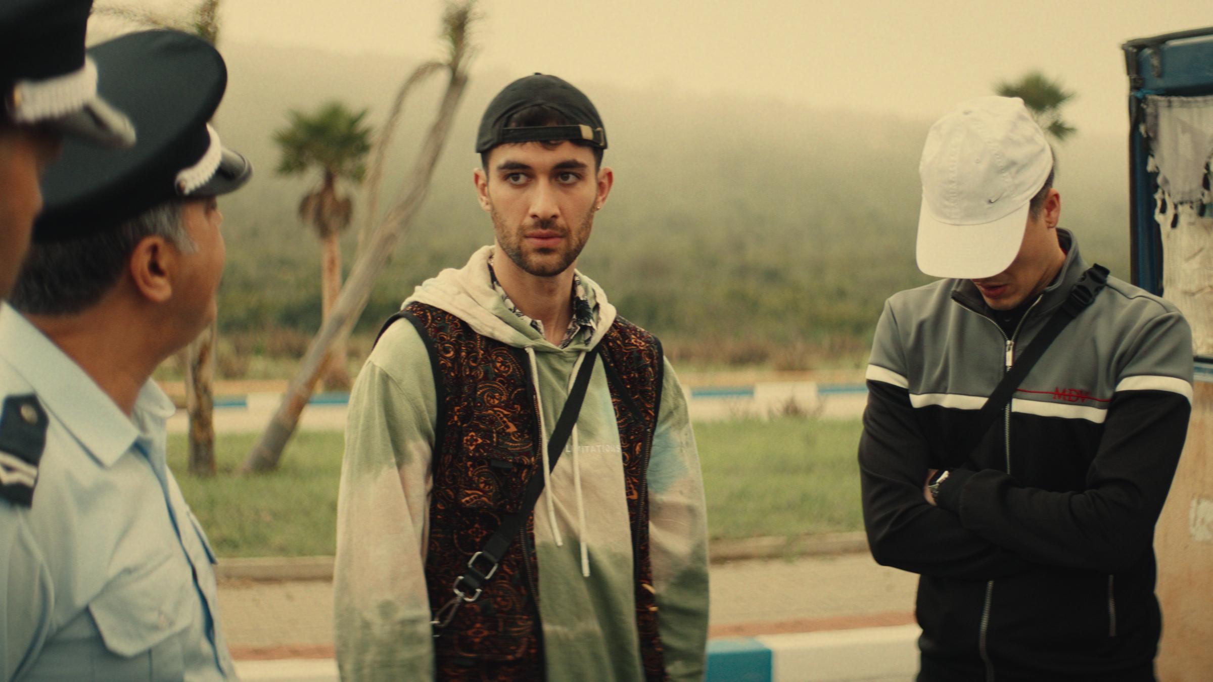 "Salam - Rest in Peace: Glaube versetzt Erde": Smile (Yassine Quaich) und JB (Ward Kerremans) stehen wie kleine Schuljungen vor der Polizei auf einer Landstraße.