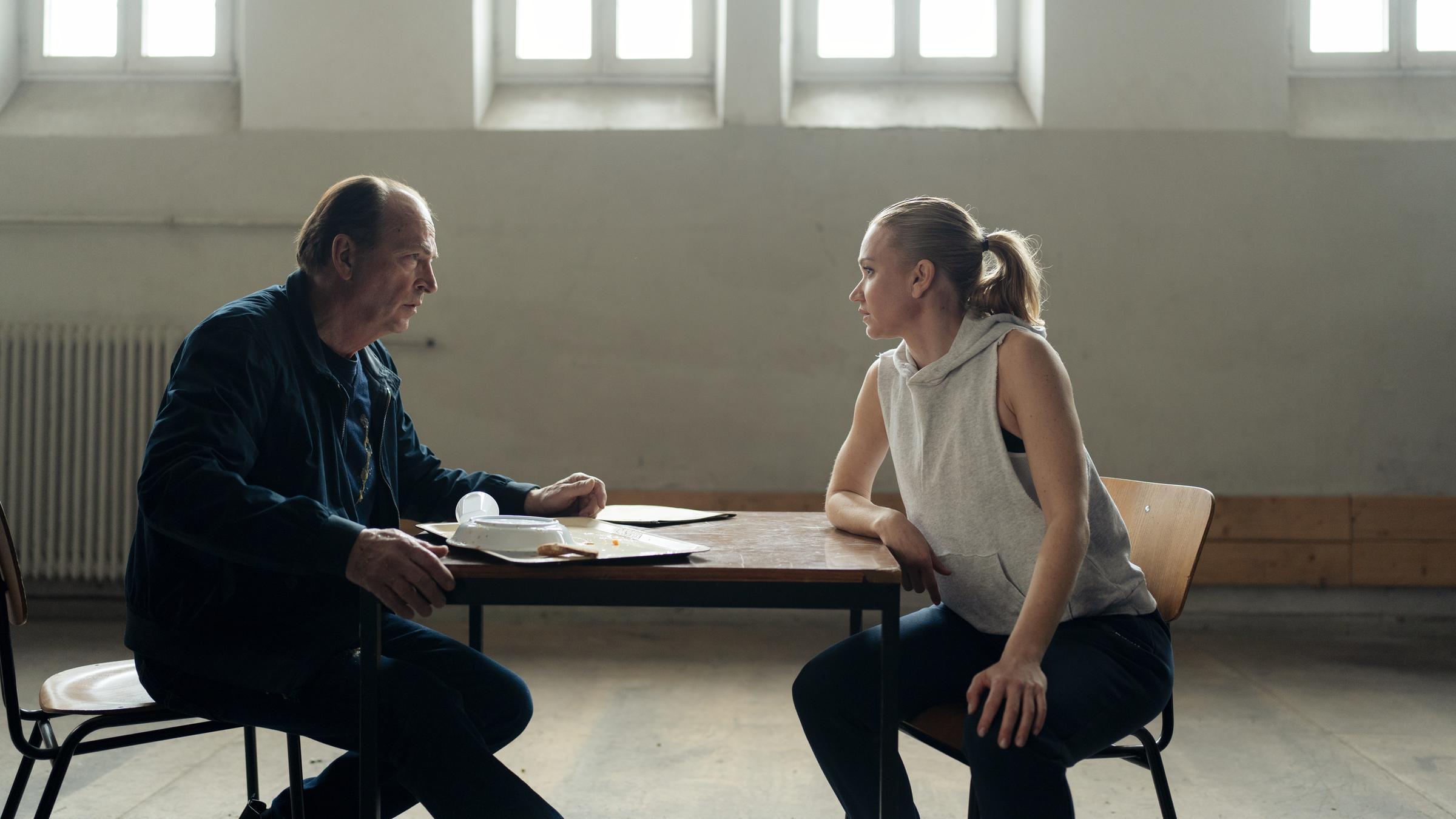 "Sarah Kohr - Irrlichter": Anton Mehringer (Herbert Knaup) und Sarah Kohr (Lisa Maria Potthoff) sitzen sich an einem Tisch gegenüber.