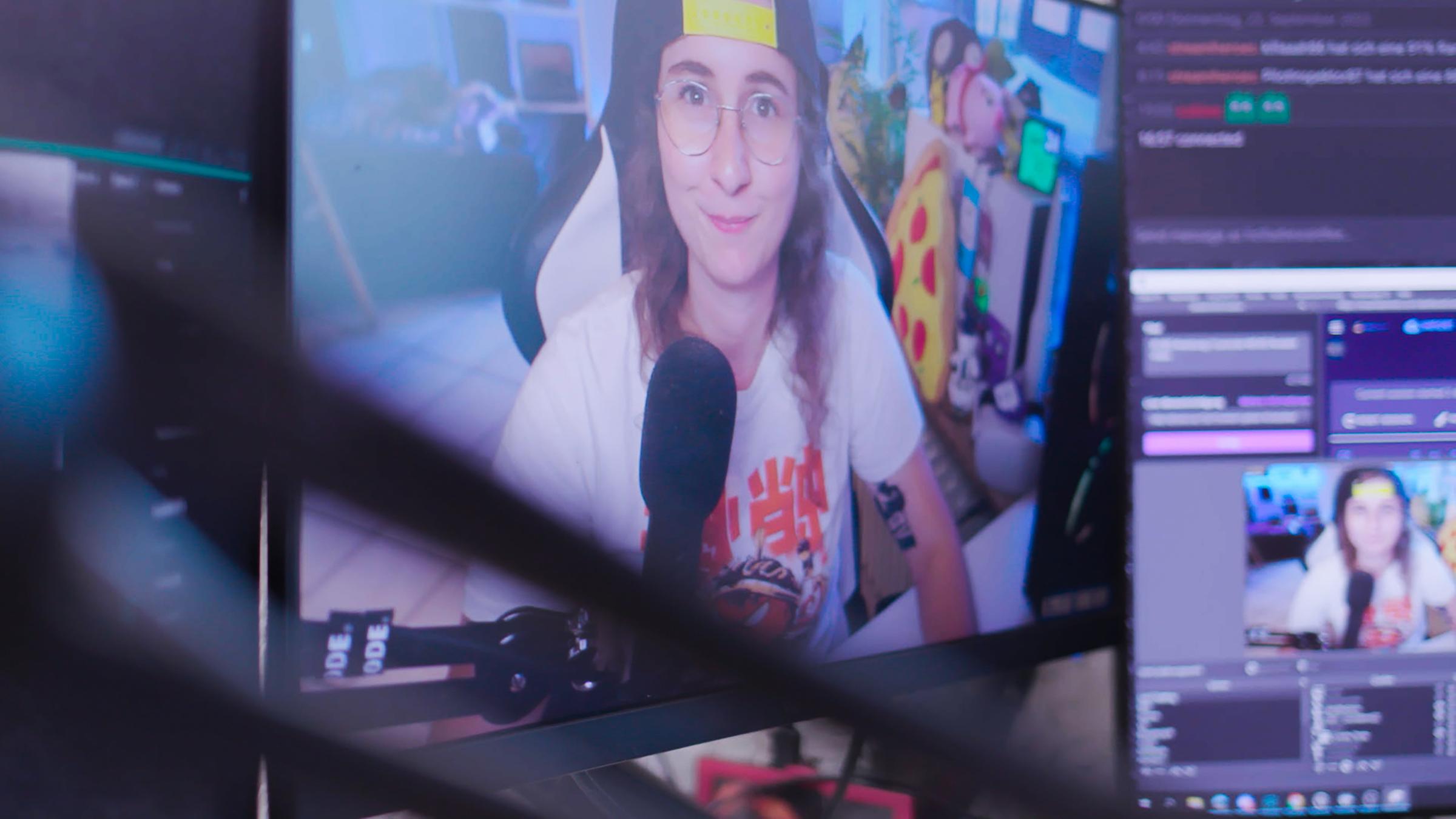 "WISO-Dokumentation: Spieler, Zocker, Influencer - So tickt die deutsche Gaming-Branche": Monitor mit Gaming-Influencerin "Holla die Waldfee".