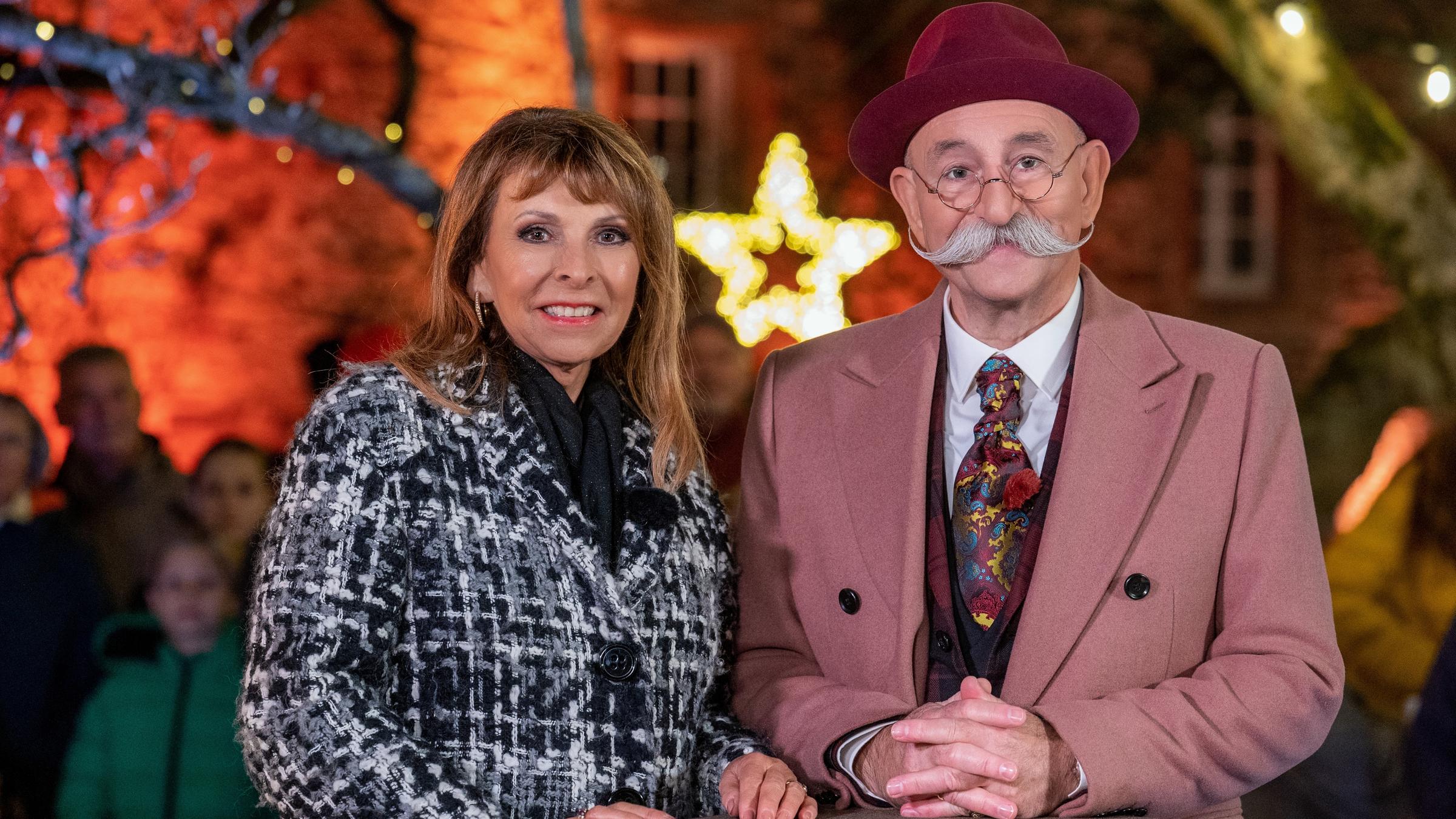 "Bares für Rares": Ireen Sheer und Horst Lichter vor der weihnachtlichen Kulisse von Schloss Ehreshoven in Engelskirchen.