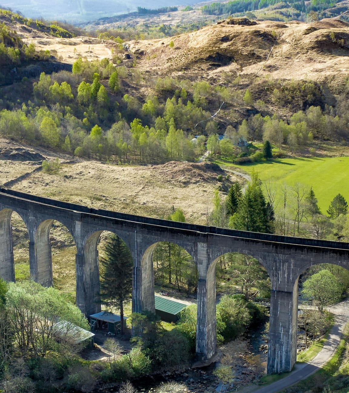 "Unterwegs in Schottland": Zug auf dem hohen Brückenbogen des Glenfinnan Viadukt.