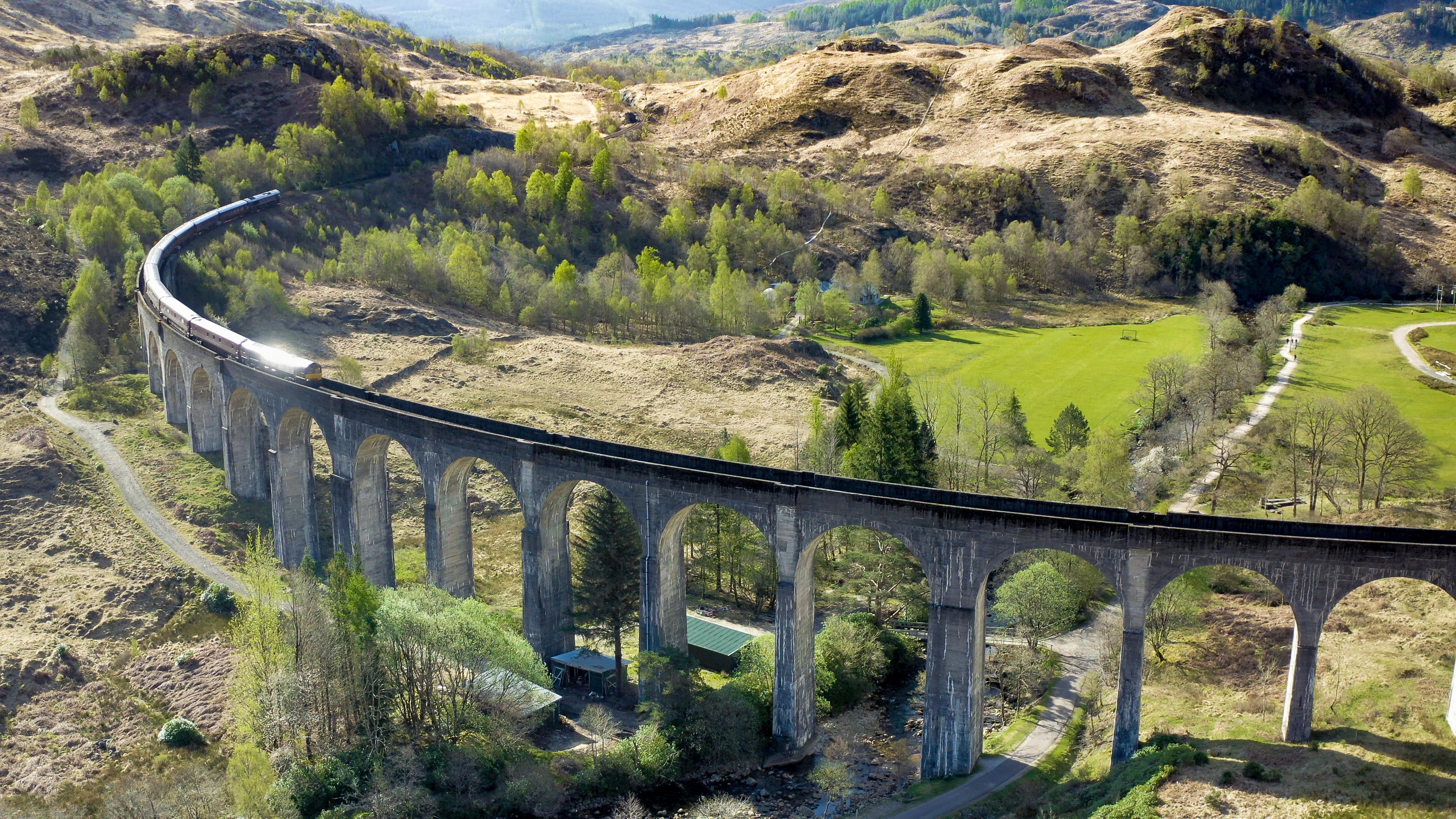 "Unterwegs in Schottland": Zug auf dem hohen Brückenbogen des Glenfinnan Viadukt.