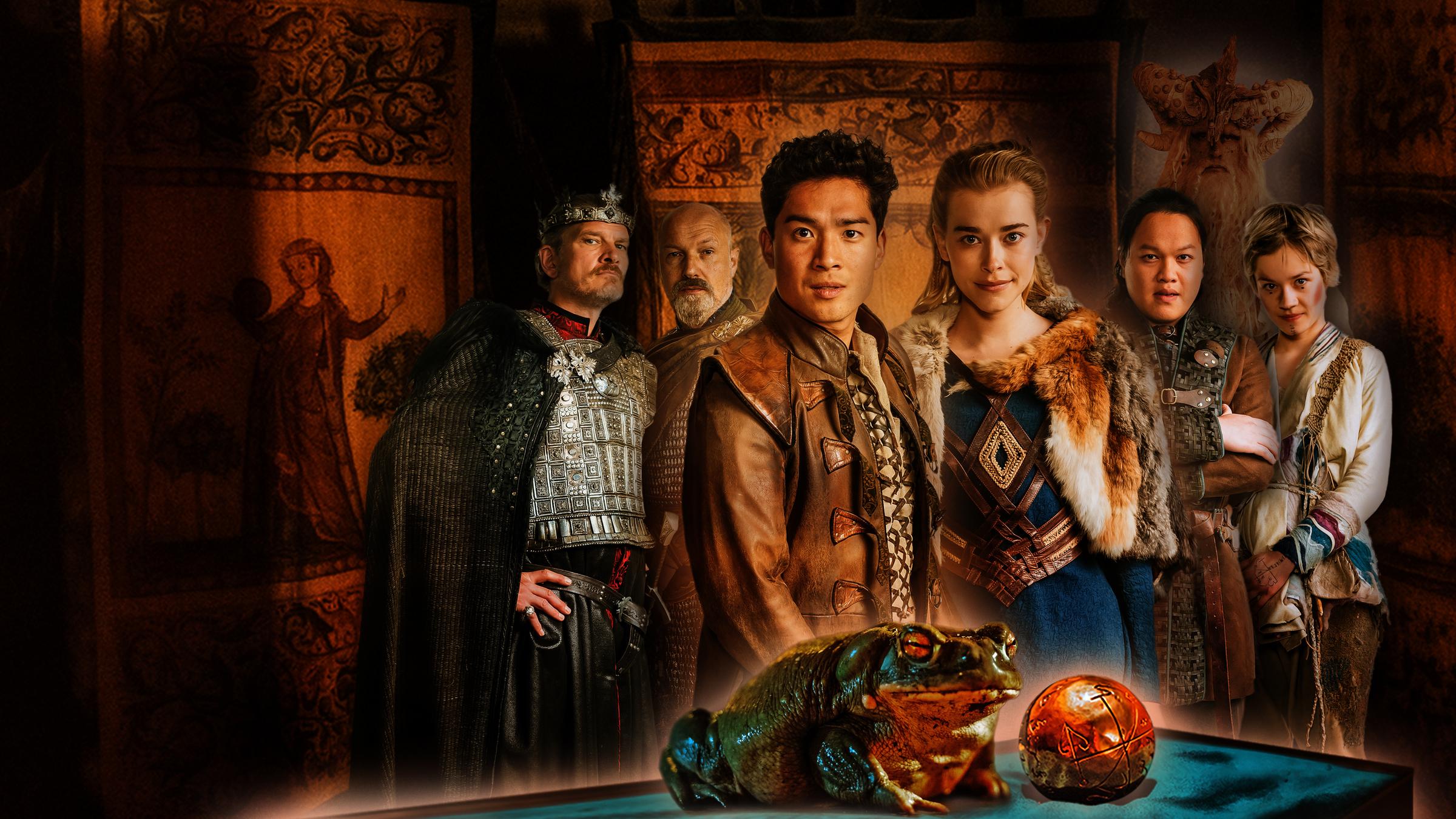 "Das Märchen vom Frosch und der goldenen Kugel": Sechs Personen in mittelalterlichen Gewändern schauen den Betrachter an