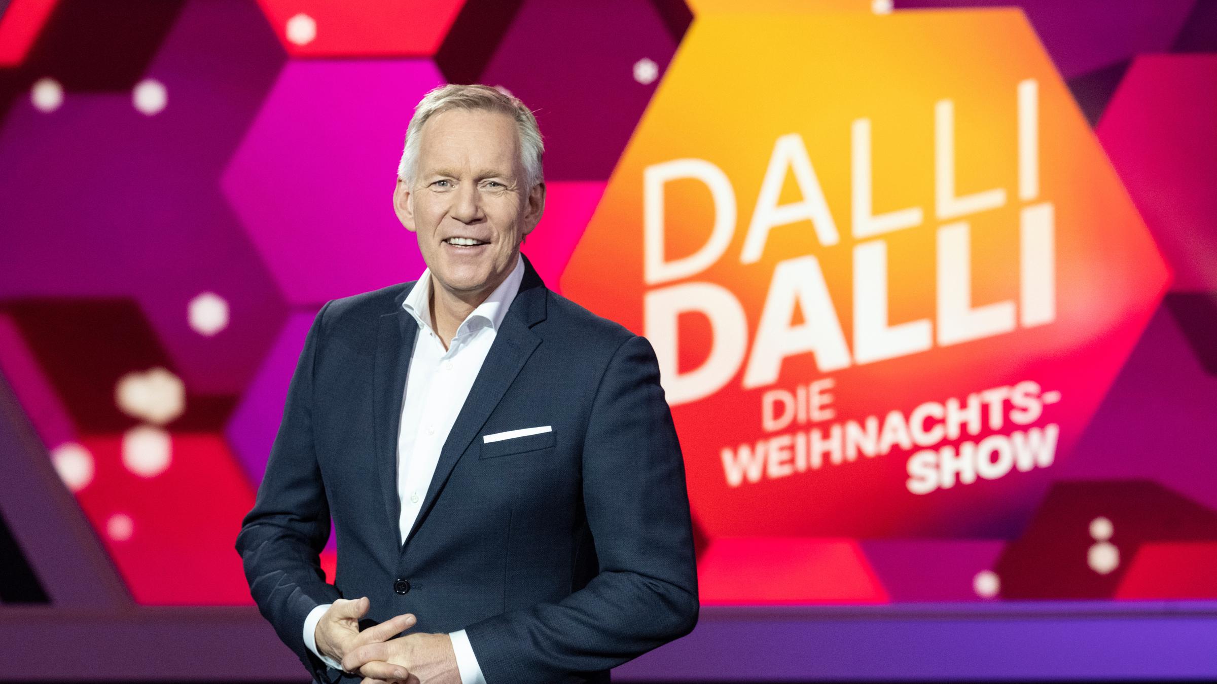 "Dalli Dalli – Die Weihnachtsshow": Johannes B. Kerner im Studio vor dem Sendungslogo.