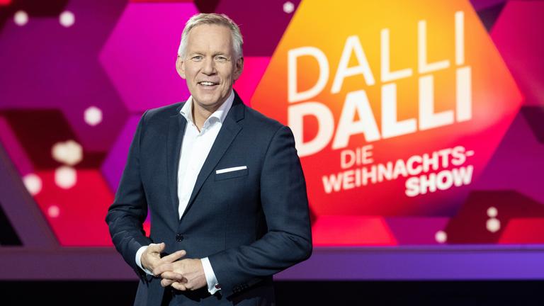 "Dalli Dalli – Die Weihnachtsshow": Johannes B. Kerner im Studio vor dem Sendungslogo.