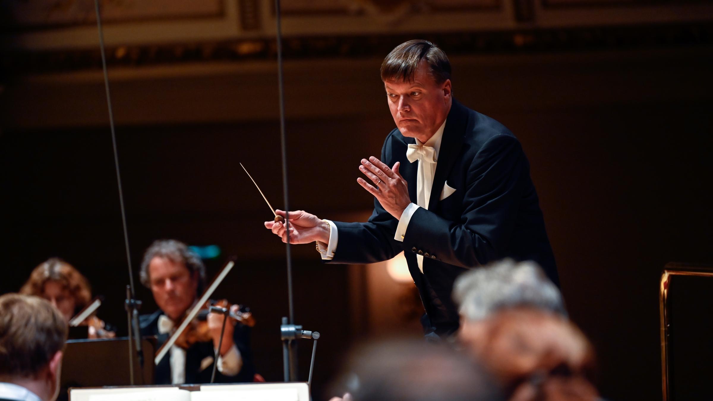 "Festkonzert aus der Semperoper": Christian Thielemann steht dirigierend vor dem Orchester.