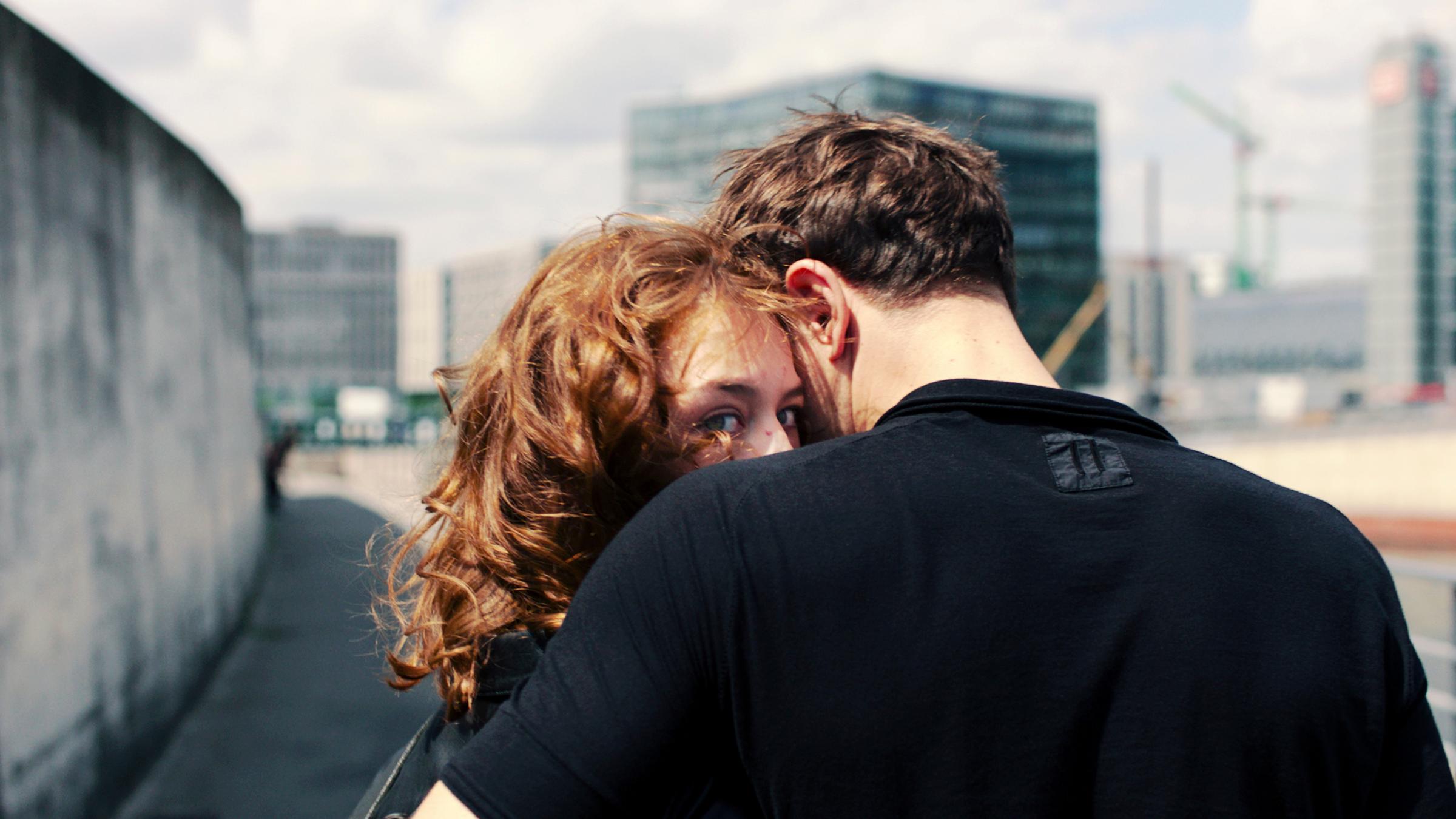 "Undine": Christoph (Franz Rogowski) hält Undine (Paula Beer) im Arm. Sie blickt über seine Schulter in die Kamera.