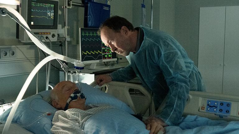 "Neben der Spur - Die andere Frau": Joe Jessen (Ulrich Noethen) steht bei seinen Vater Conrad (Dietrich Hollinderbäumer) am Krankenbett.