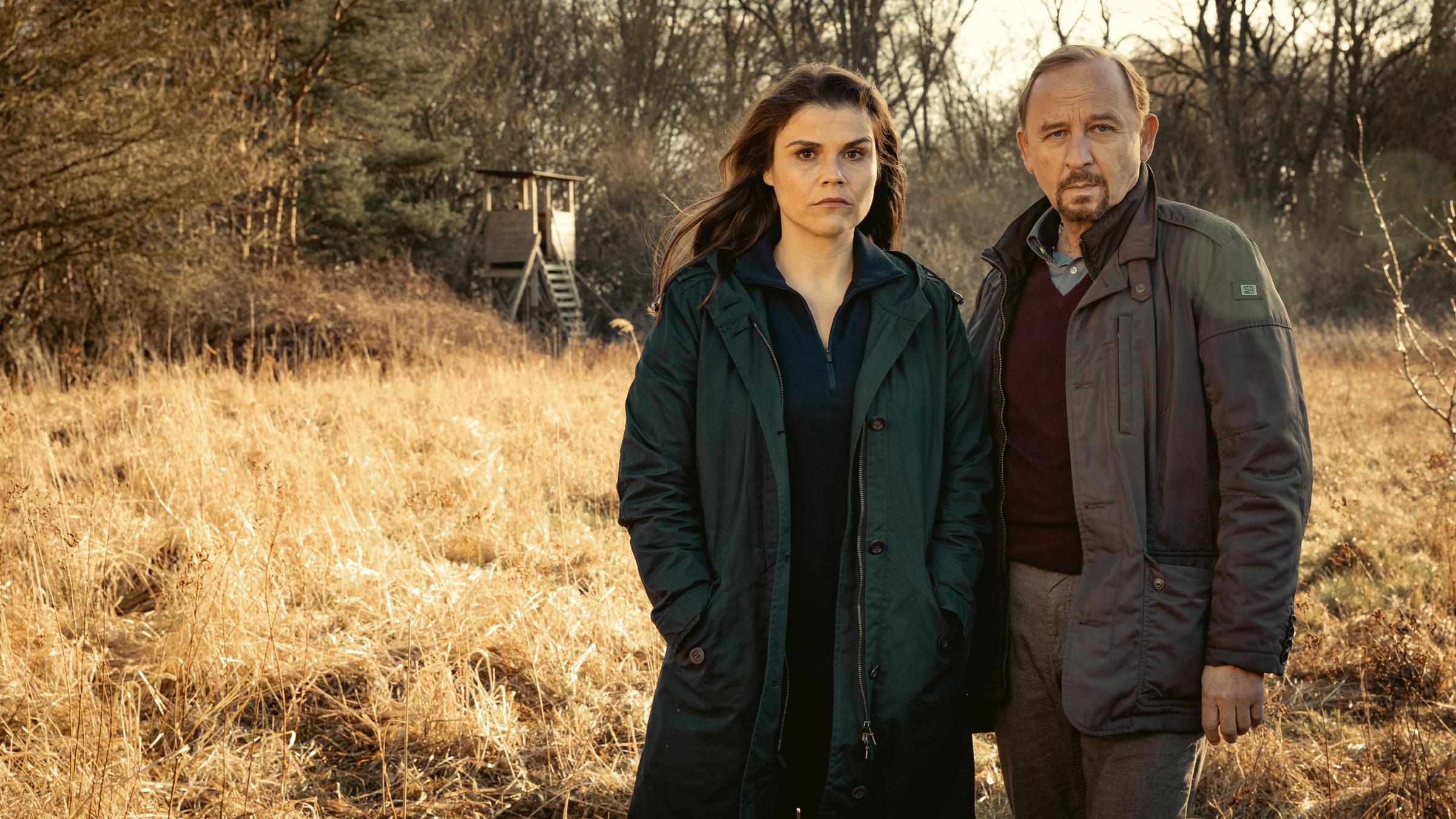 "Stralsund - Wilde Hunde": Karl Hidde (Alexander Held) und Nina Petersen (Katharina Wackernagel) stehen in der Heide und sehen in die Kamera.