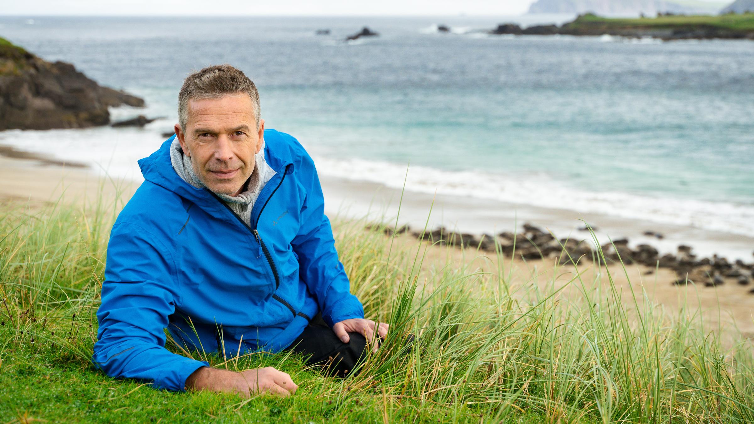 "Terra X: Faszination Erde - mit Dirk Steffens: Irland - die magische Insel": Dirk Steffens am Strand von Great Blasket Island im County Kerry.