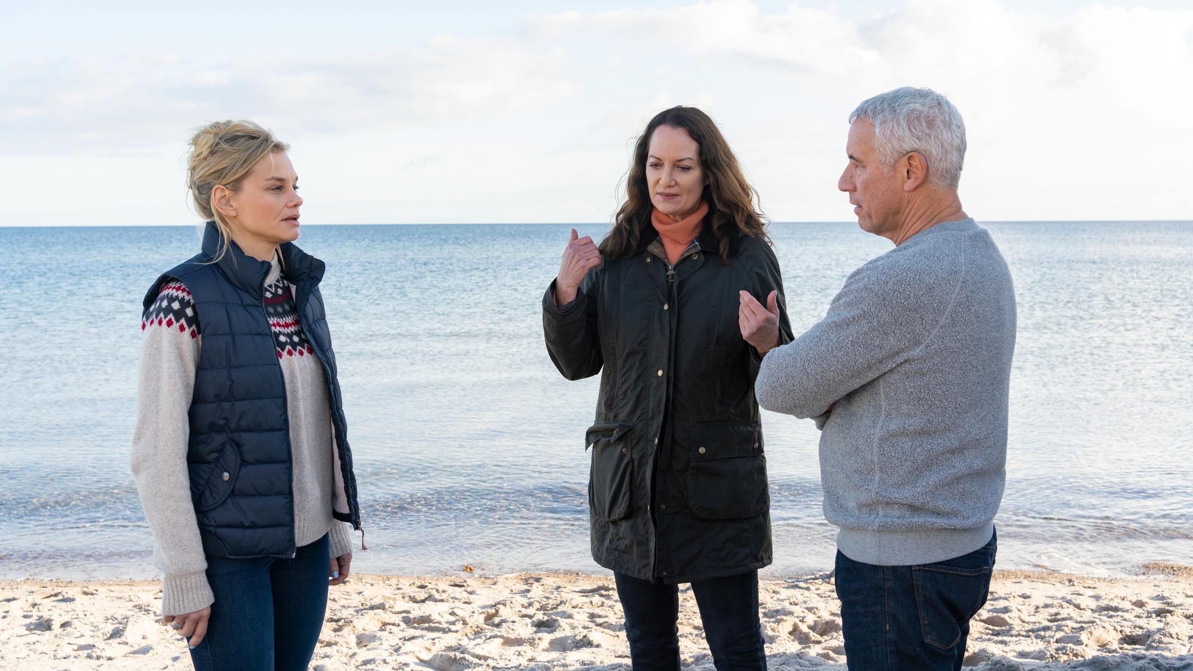 "Unter anderen Umständen - Mutterseelenallein": Jana Winter (Natalia Wörner), Matthias Hamm (Ralph Herforth) und Alwa Sörensen (Lisa Werlinder) stehen nebeneinander am Strand.