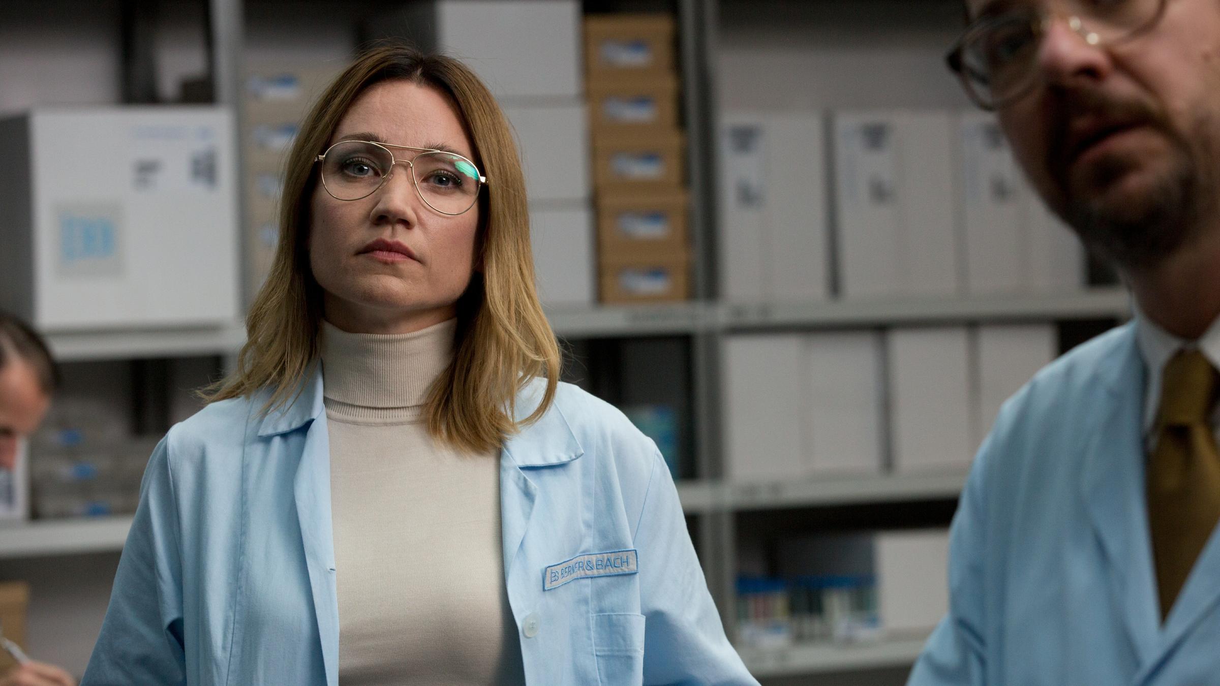 "Eine riskante Entscheidung": Dr. Friedrichs (Michael Sideris, r.) erläutert Julia (Lisa M. Potthoff) die neuesten Ergebnisse.