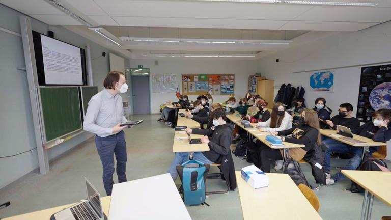 "ZDFzoom: Das Corona-Chaos - Kann Deutschland Pandemie?":  Philipp steht vor seiner Klasse in Erfurt. Er und alle Schüler tragen Masken.