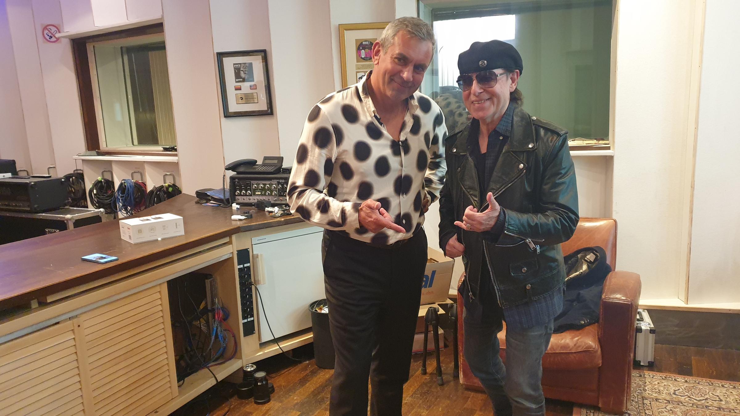 "Kaminer Inside: Wie klingt Deutschland": Wladimir Kaminer und Klaus Meine stehen gemeinsam in einem Tonstudio, Klaus Meine spielt Luftgitarre.