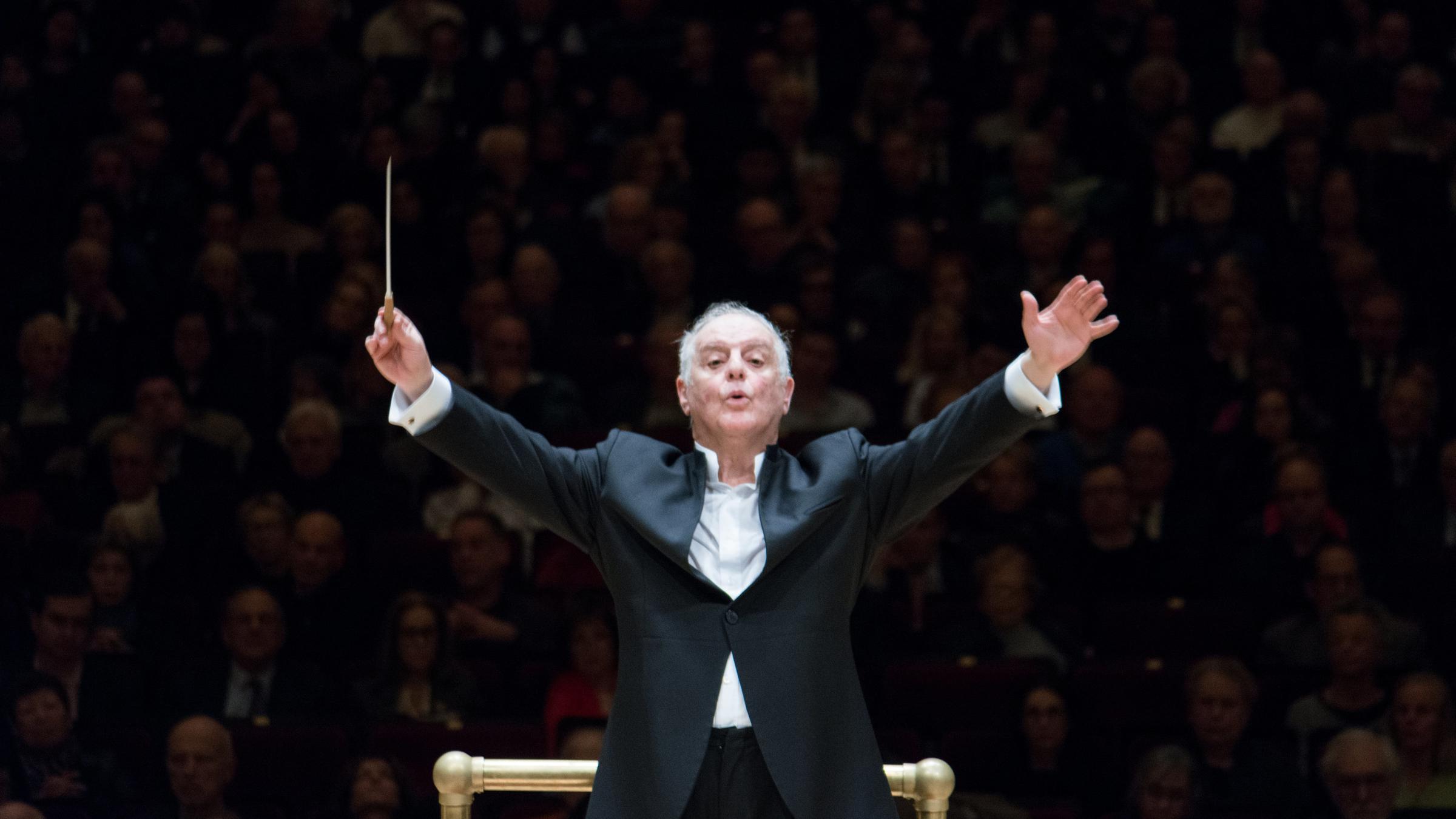  "Neujahrskonzert der Wiener Philharmoniker 2022": Der Dirigent Daniel Barenboim steht mit erhobenen Armen vor dem Orchester. Hinter ihm sind schwach die Zuschauer im dunklen Saal zu erkennen.