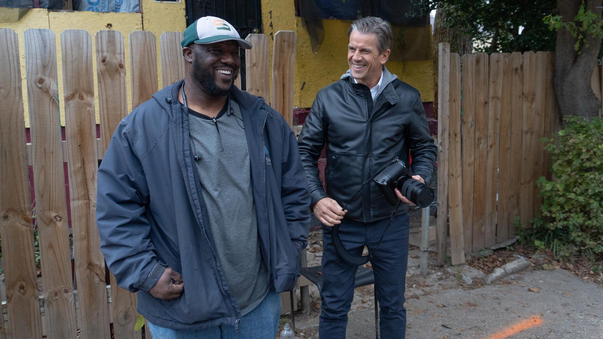 "Markus Lanz - Amerika ungeschminkt": Markus Lanz steht zusammen mit einem Automechaniker vor einem Bretterzaun. Sie lächeln sich zu.