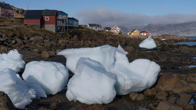 "Arctic Blue - Machtpoker im schmelzenden Eis": Geschmolzene Eisstücke am Rande eines grönländischen Dorfes.