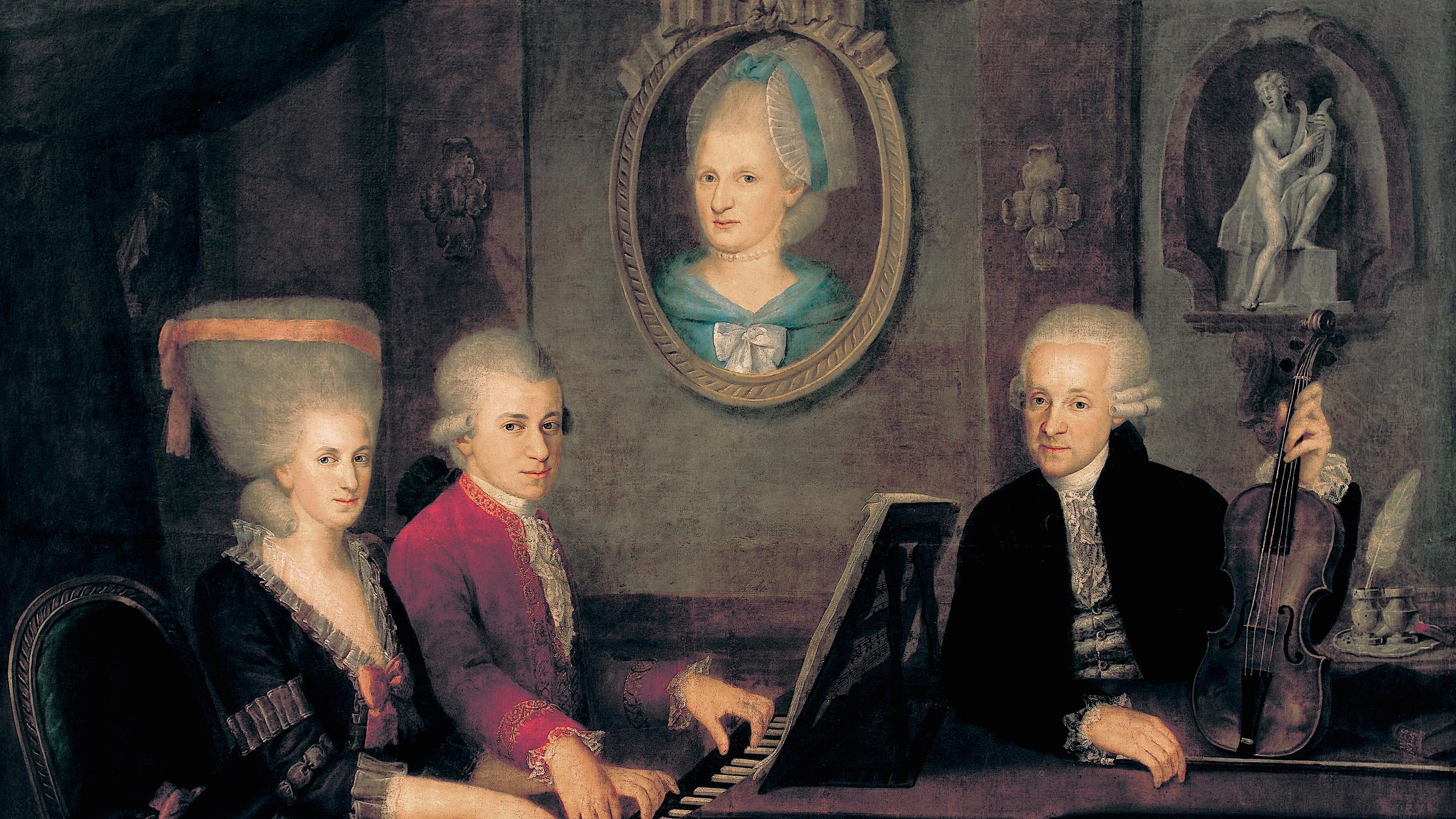 "Mozarts Geheimnisse": Leopold Mozart mit seinen begabten Kindern Maria Anna (Nannerl) und Wolfgang Amadé, Erinnerungsgemälde der verstorbenen Gattin und Mutter Anna Maria hängt an der Rückwand. Ölgemälde von Johann Nepomuk della Croce (um 1780/81).