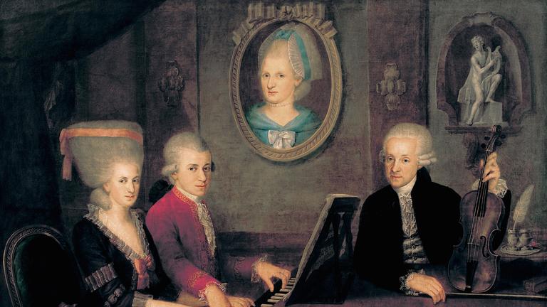 "Mozarts Geheimnisse": Leopold Mozart mit seinen begabten Kindern Maria Anna (Nannerl) und Wolfgang Amadé, Erinnerungsgemälde der verstorbenen Gattin und Mutter Anna Maria hängt an der Rückwand. Ölgemälde von Johann Nepomuk della Croce (um 1780/81).