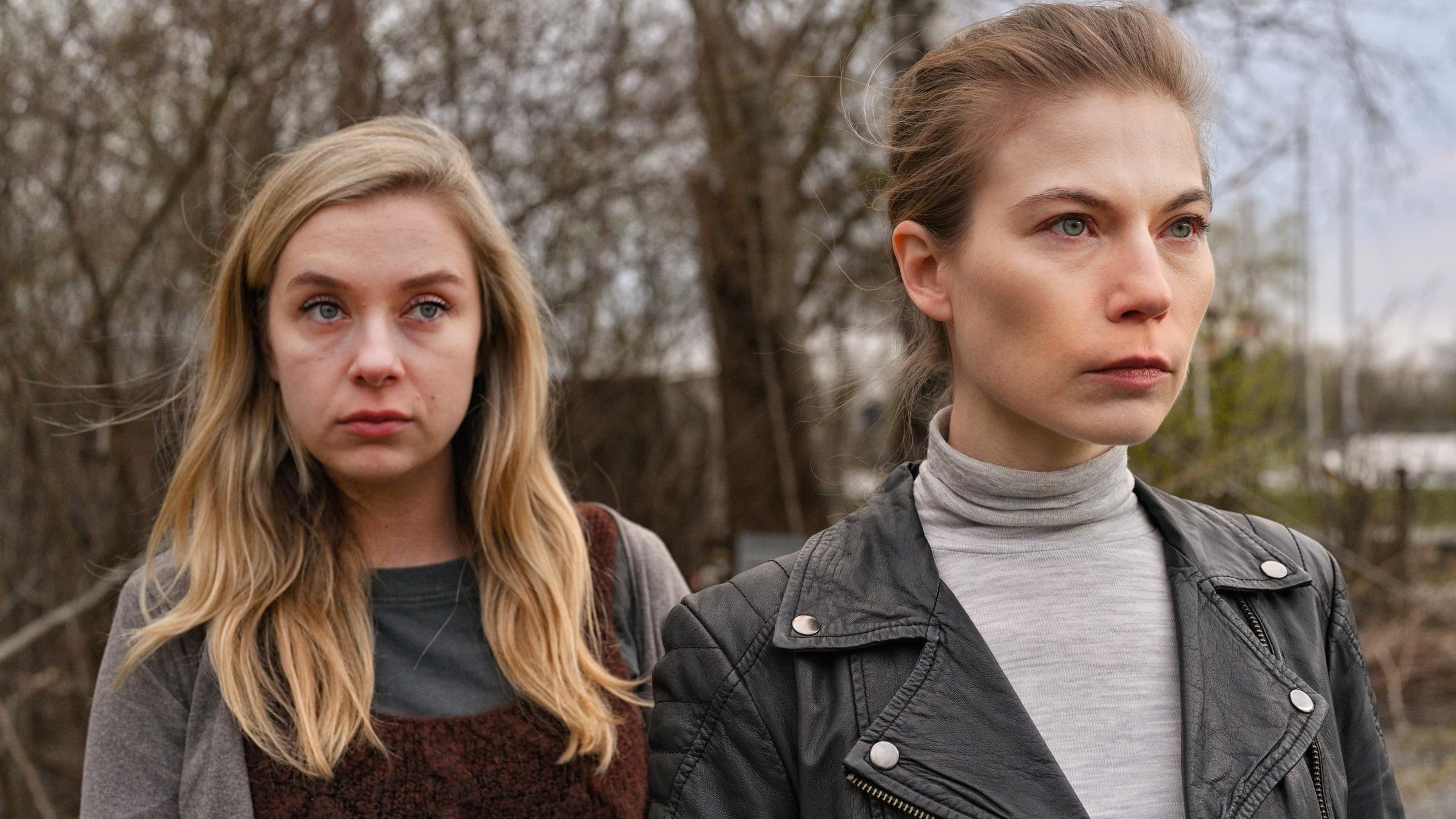 "Die Toten vom Bodensee - Das zweite Gesicht": Lisa Schwegelin (Anna Herrmann) und Hannah Zeiler (Nora Waldstätten) stehen nebeneinander auf einem Weg und schauen in die Ferne.
