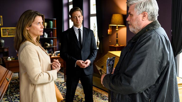 "Friesland - Unter der Oberfläche": Svantje Oltmann (Valerie Niehaus), Wolfgang Habedank (Holger Stockhaus) und Hinnerk Schwidden (Aljoscha Stadelmann) stehen im Bestattungsinstitut.