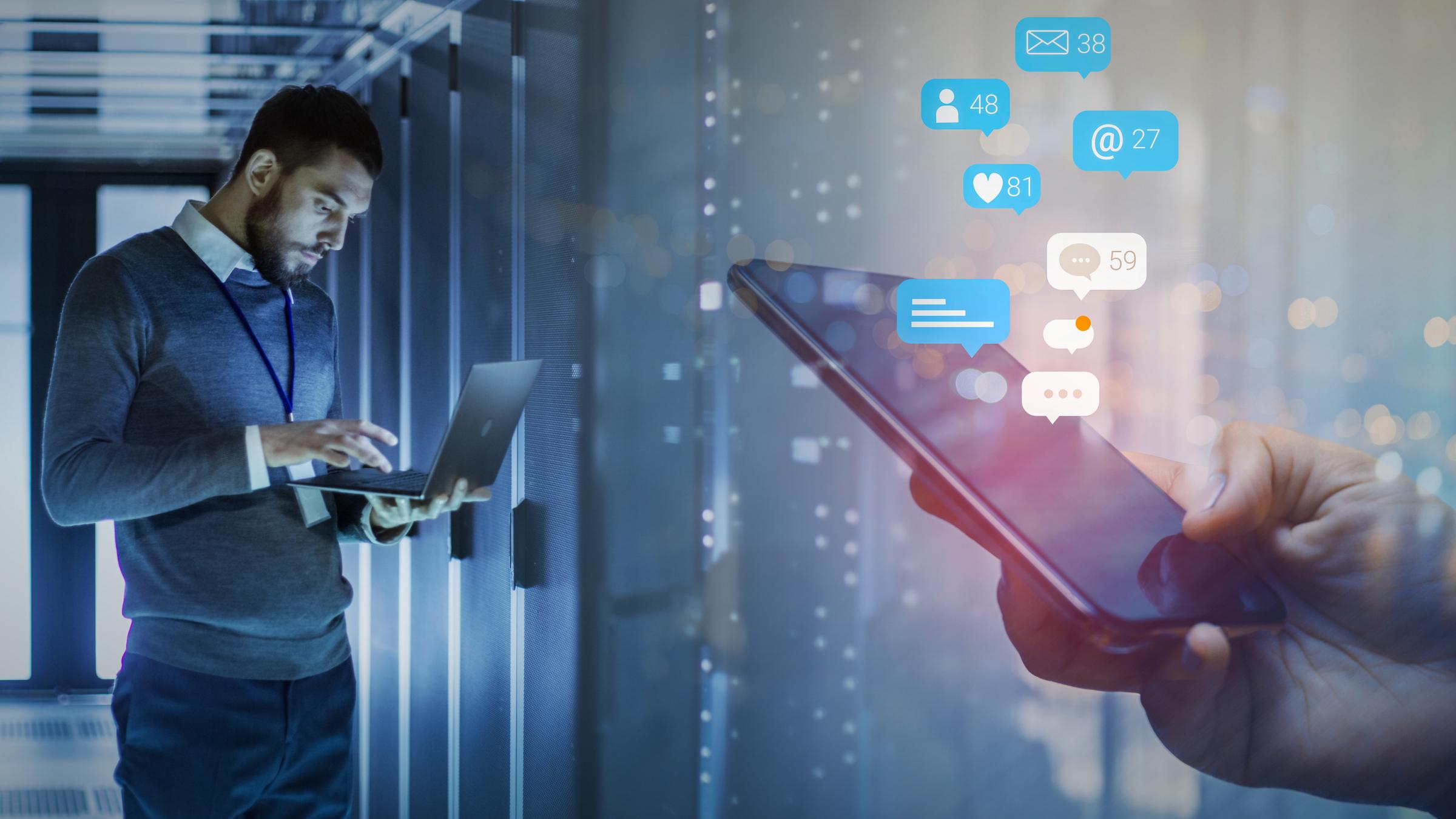 "Social Media - Propagandamaschine der Populisten": Ein Mann steht in einem Serverraum und schaut auf sein Laptop, den er in der Hand hält. Daneben ist ein Smartphone eingeblendet, das von einer Hand gehalten wird und von dem verschiedene Social-Media-Symbole aufsteigen.