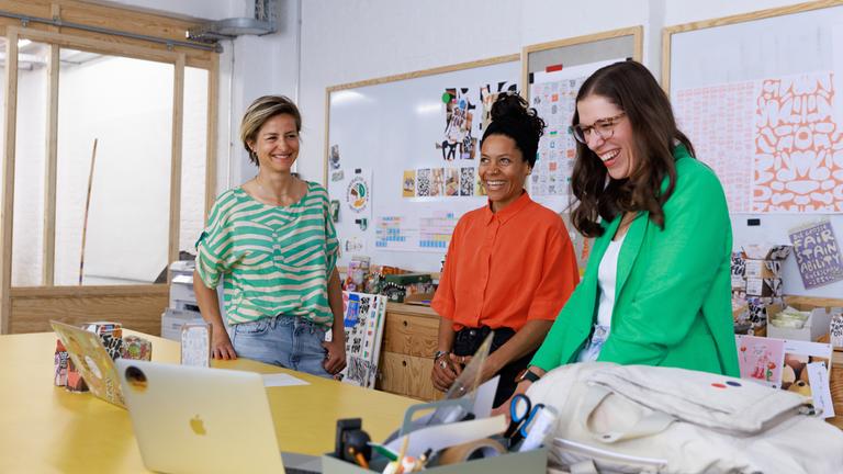  "plan b: Da geht was, Deutschland! - Endlich gleichberechtigt": Anne Thiele, Cordelia Röders-Arnold und Emilia Roig stehen vor den neusten Produkten der Firma "Einhorn".