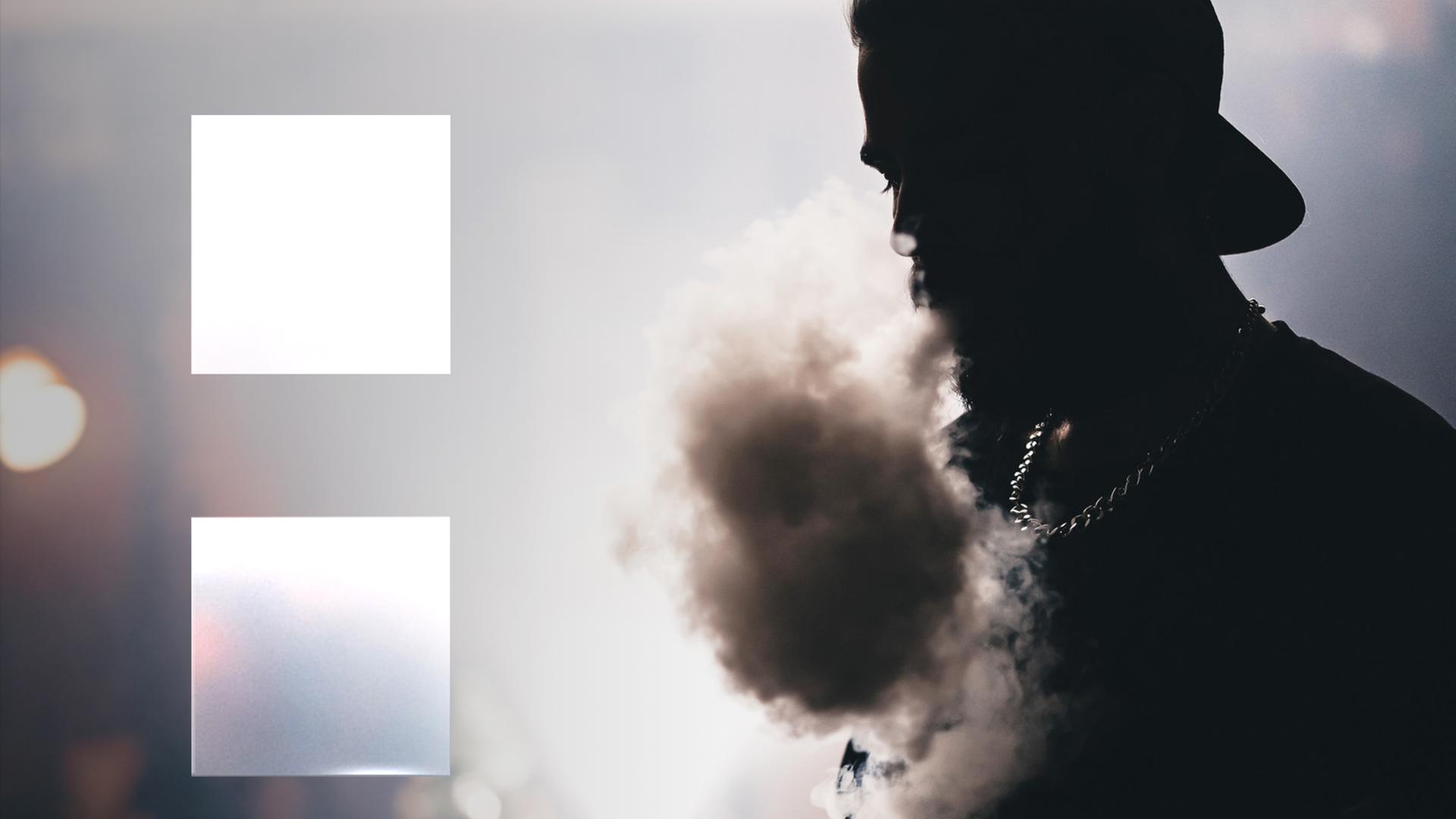 "ZDFzeit: Kriminelle Clans - Geld, Macht und Ehre": Die Silhouette eines Mannes, dessen Kette im schwachen Licht glänzt. Er trägt eine Kappe und stößt Shisha-Rauch aus. Der Hintergrund ist unscharf.