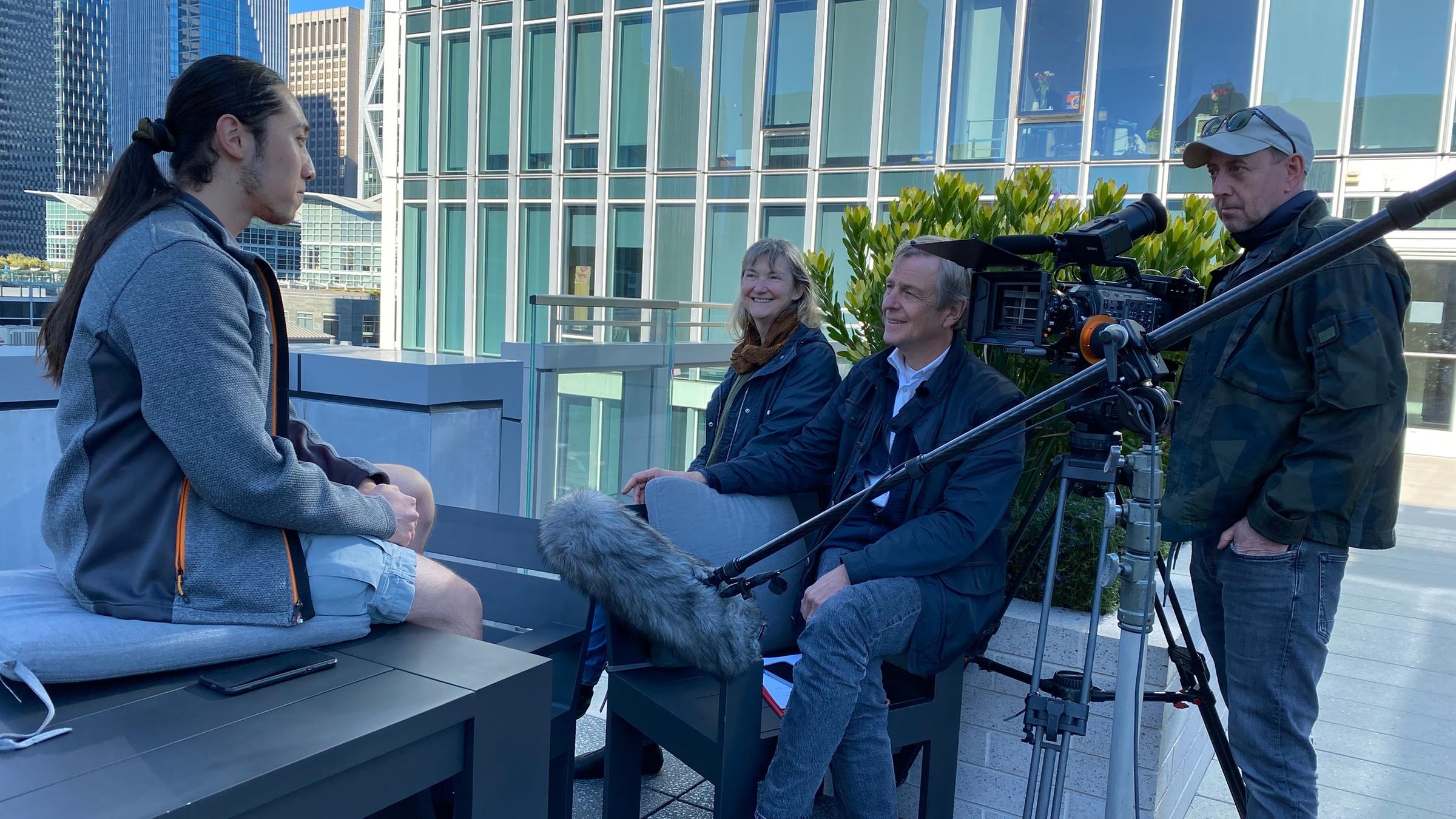 Han Zhang (l.), Ingenieur und ehemaliger Mitarbeiter im Elon-Musk-Team, im Gespräch über Utopien und Dystopien.