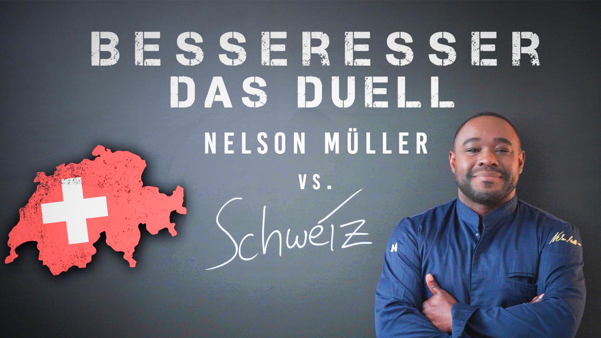"Besseresser - Das Duell: Nelson Müller vs. Schweiz": Vor einer Schiefertafel mit dem Titel der Sendung, steht rechts im Vordergrund Nelson Müller in einer blauen Kochjacke und mit verschränkten Armen. Links im Vordergrund ein Schweiz-Symbol.