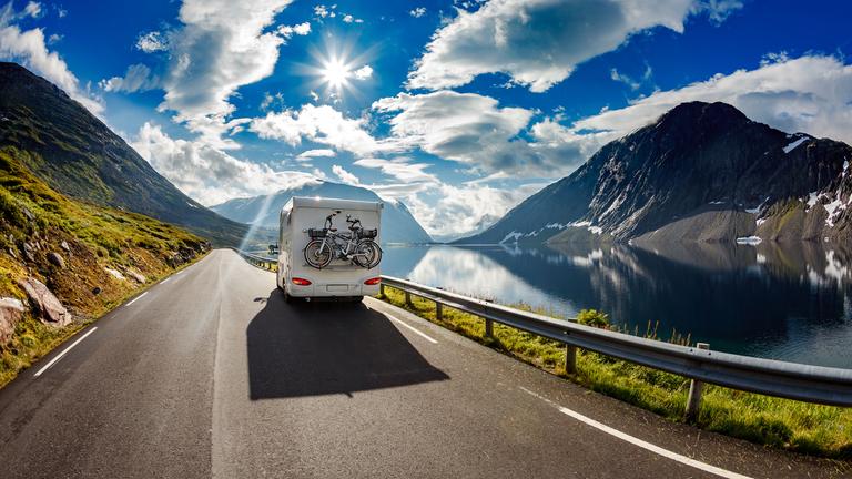 "planet e.: Öko-Wende im Wohnmobil - Wie grün ist Camping wirklich?":  Wohnmobil fährt auf einer Panoramastraße in den Bergen.