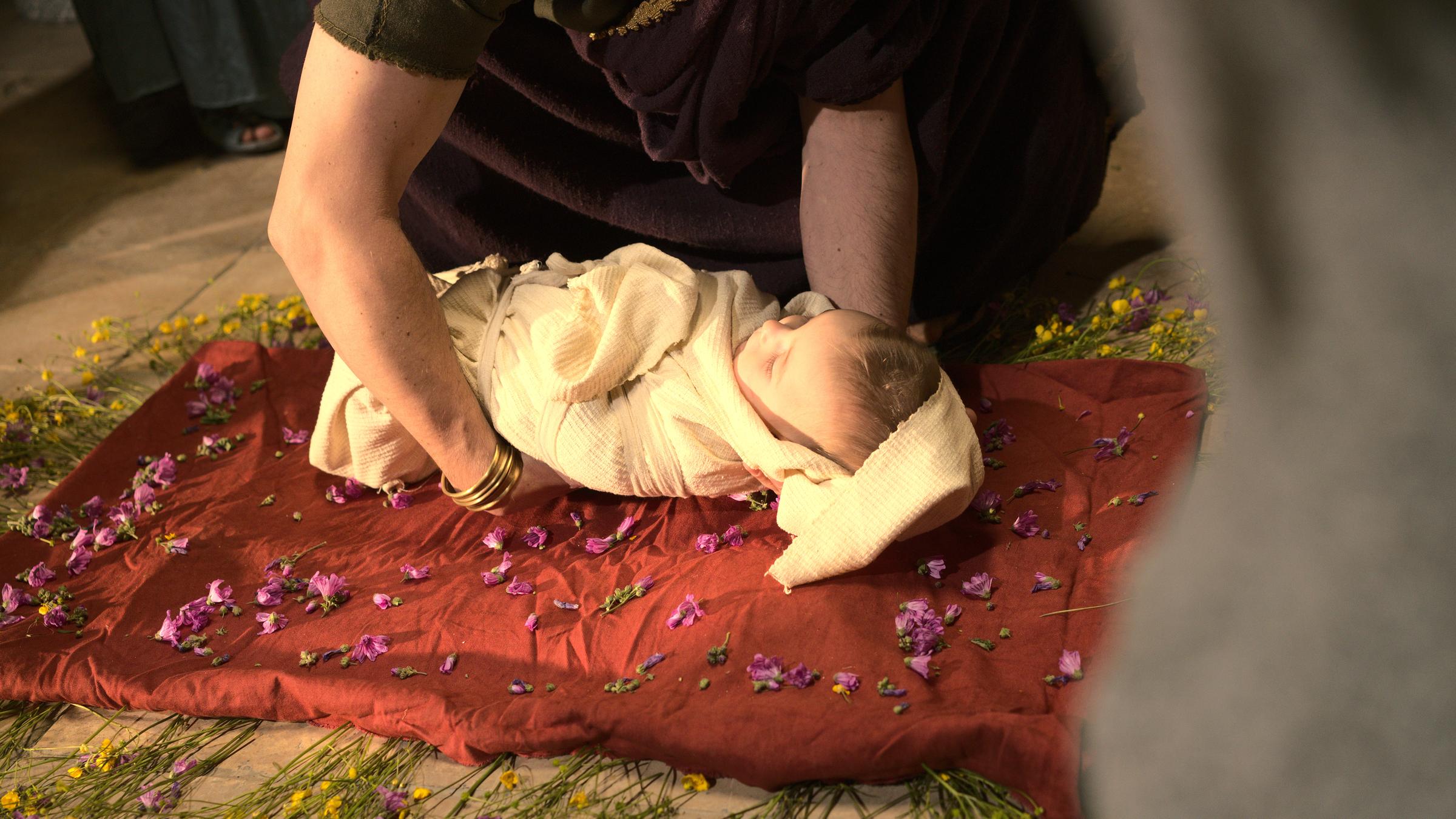 "Terra X: Das Uhrwerk des Lebens - Geschichte der Kindheit": Spielszene: Nahaufnahme Gesicht eines Babys (Martin Yordanov Topalov).