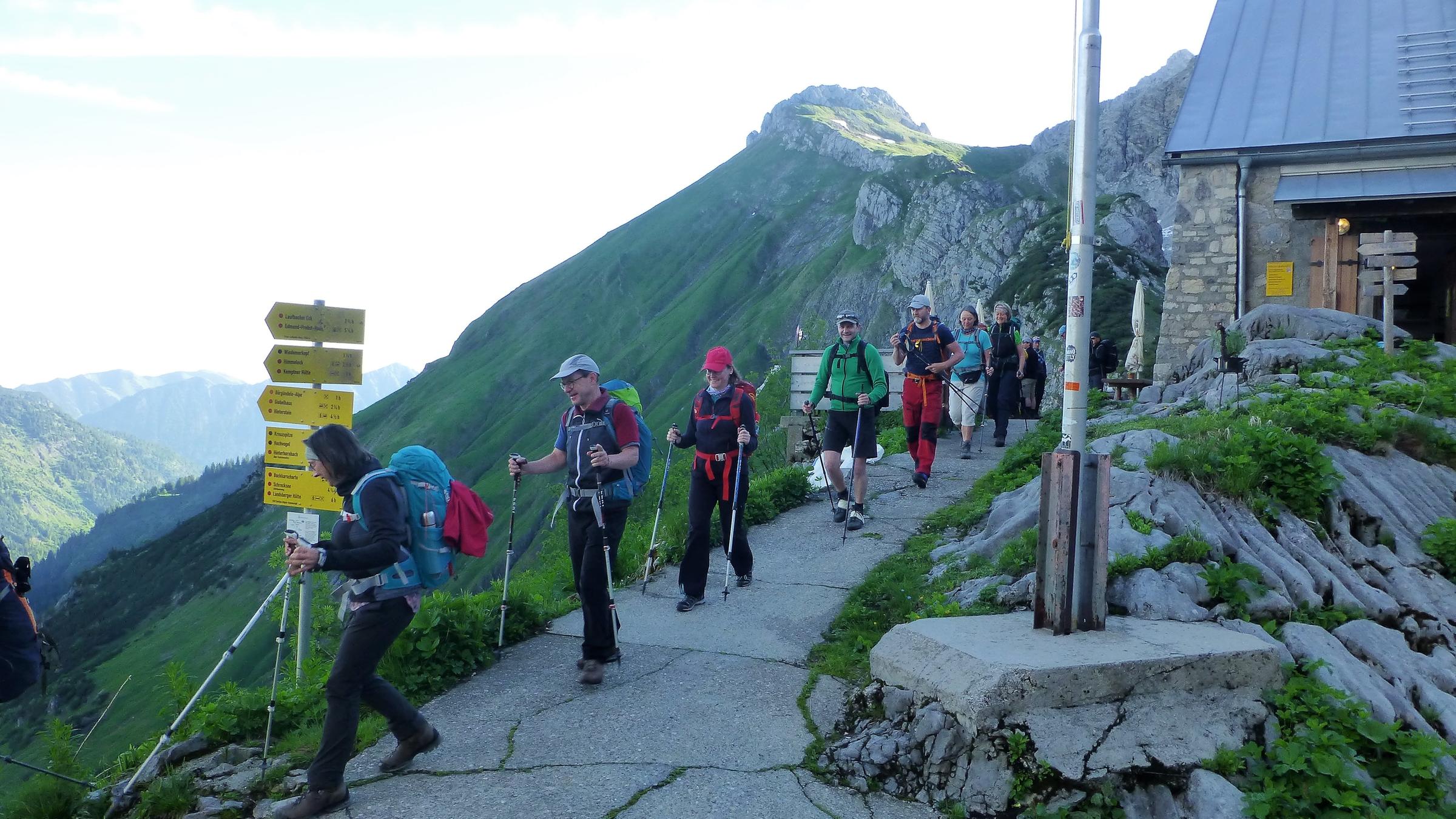 "Gebirgswelten: Höhenrausch und Leidenschaft in de Alpen": Eine Bergwandergruppe geht einen Weg vor dem Prinz Luitpold-Haus im Allgäu entlang.