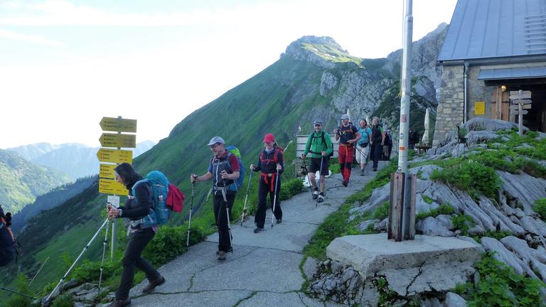 "Gebirgswelten: Höhenrausch und Leidenschaft in de Alpen": Eine Bergwandergruppe geht einen Weg vor dem Prinz Luitpold-Haus im Allgäu entlang.