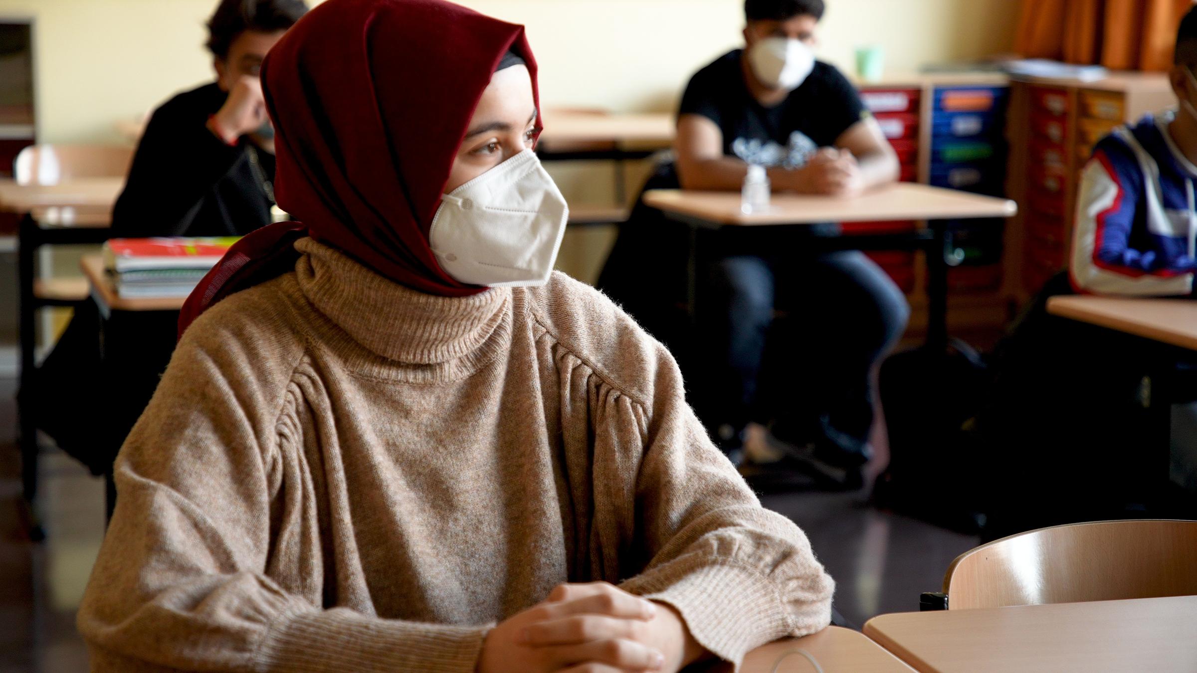 "37° Abgestempelt - Hauptschüler*innen kämpfen um Ihre Zukunft": Shahd während des Unterrichtes im Klassenzimmer.